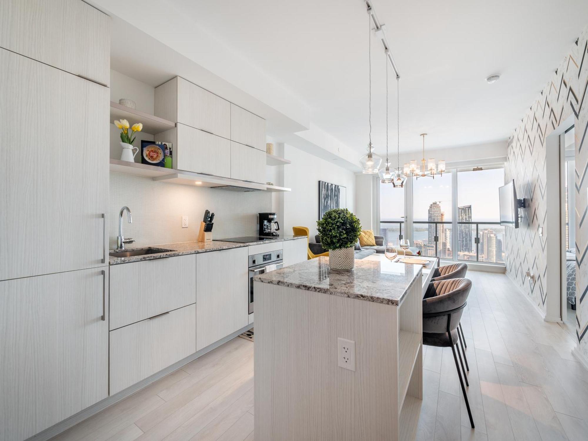 Designer 1br With Cn Tower, Skyline View Apartment