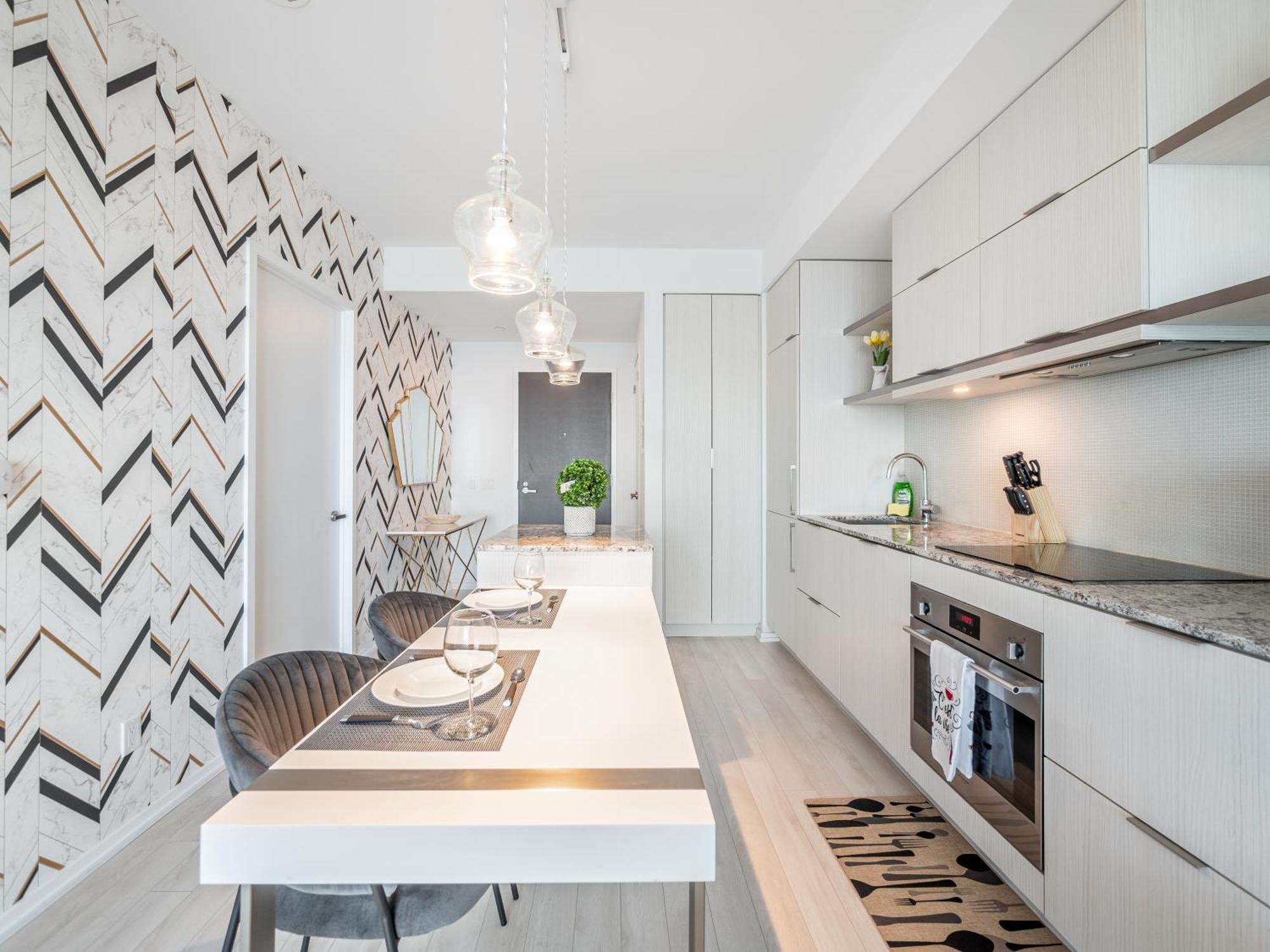 Designer 1br With Cn Tower, Skyline View