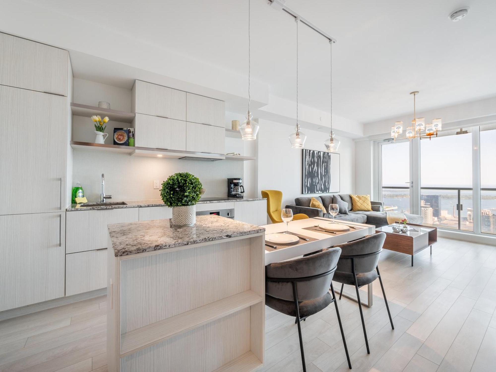 Designer 1br With Cn Tower, Skyline View Apartment