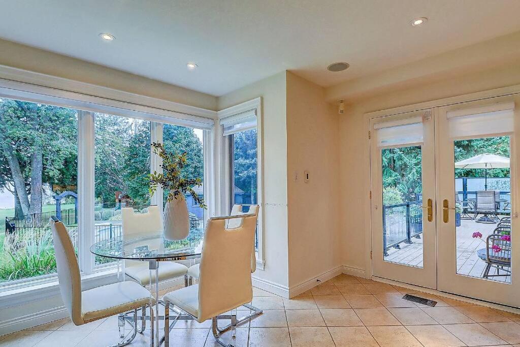 Luxury In Scarborough Villa *