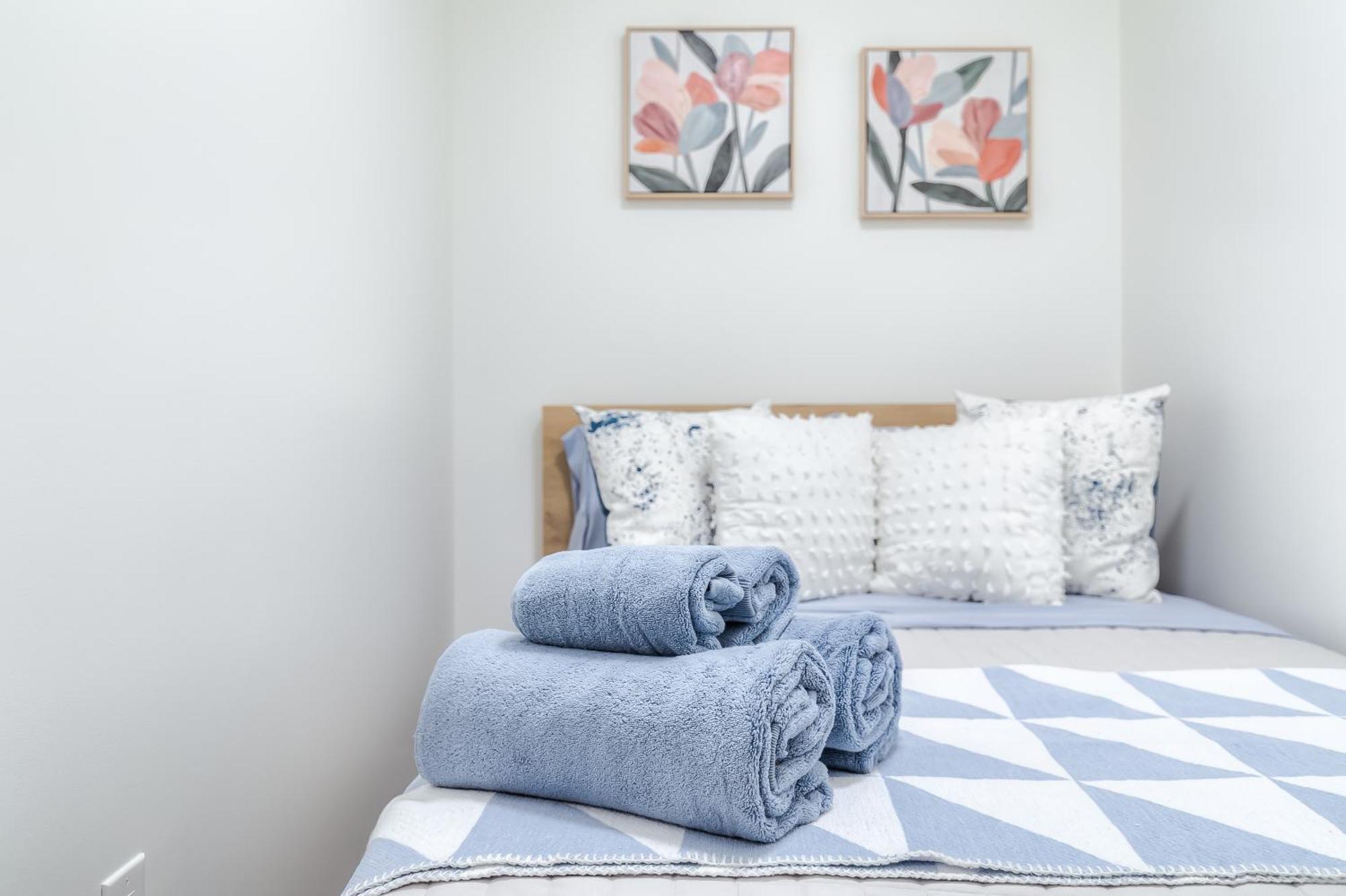 Modern Stylish - 5 Min From Cn Tower Holiday home