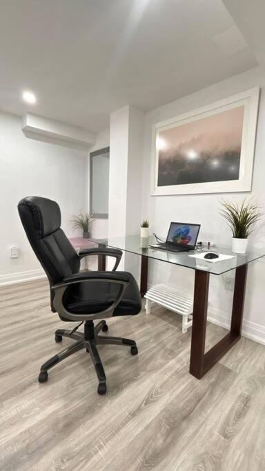 Super Luxury Family - 3 Bedrooms, 1 Full Bathroom And 1 Half Washroom With Free Parking, Wifi, Netflix Toronto