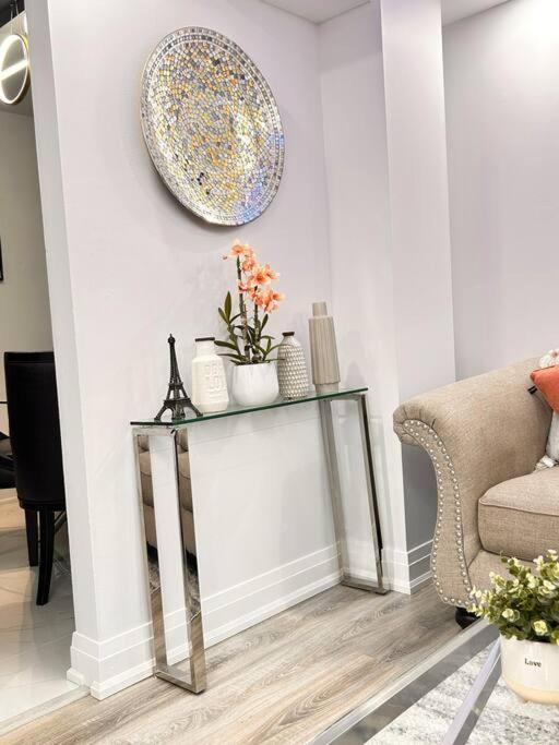 Super Luxury Family - 3 Bedrooms, 1 Full Bathroom And 1 Half Washroom With Free Parking, Wifi, Netflix Holiday home Toronto