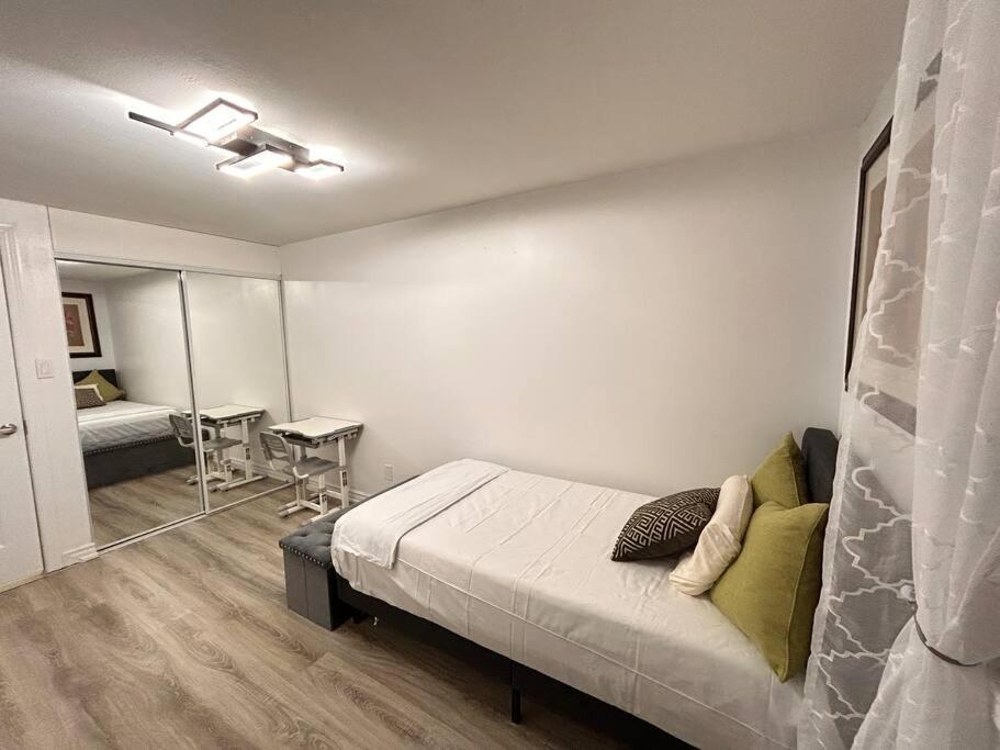 Super Luxury Family - 3 Bedrooms, 1 Full Bathroom And 1 Half Washroom With Free Parking, Wifi, Netflix * Toronto