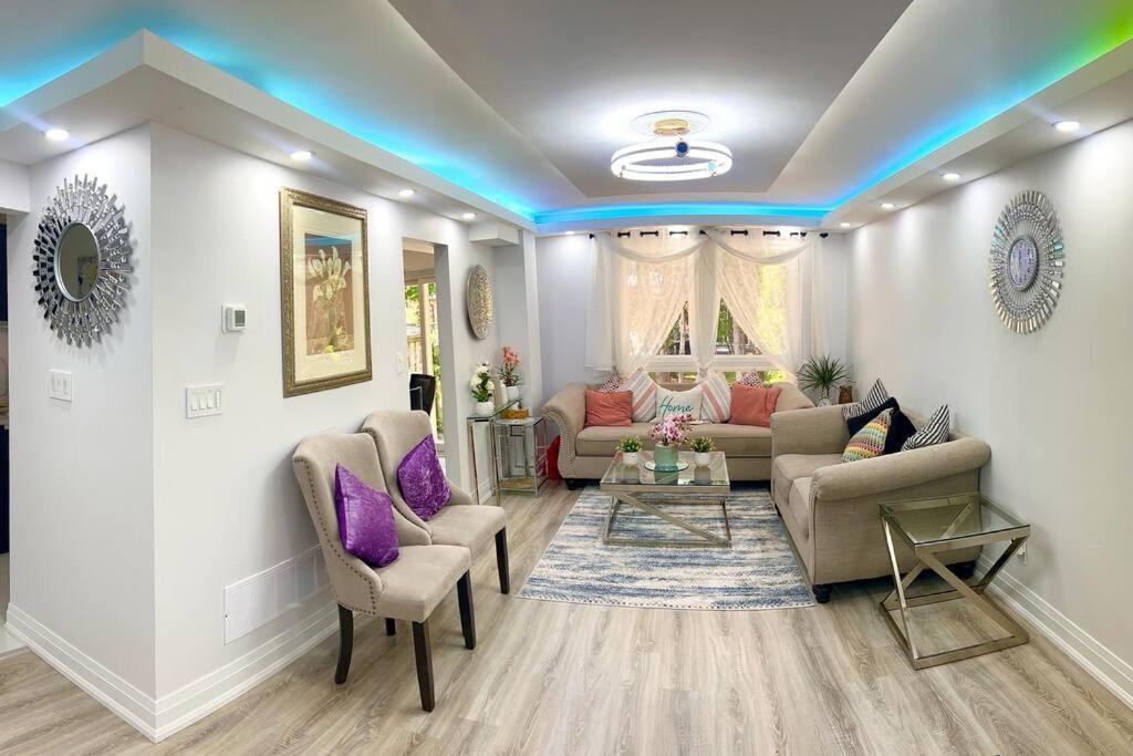 Super Luxury Family - 3 Bedrooms, 1 Full Bathroom And 1 Half Washroom With Free Parking, Wifi, Netflix Holiday home