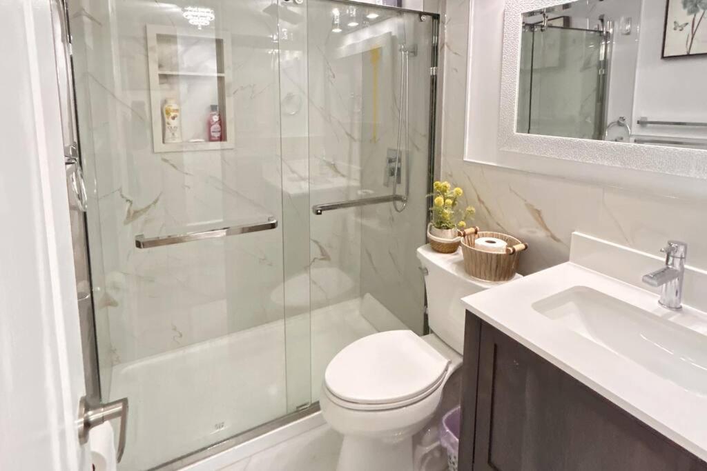 Super Luxury Family - 3 Bedrooms, 1 Full Bathroom And 1 Half Washroom With Free Parking, Wifi, Netflix Holiday home Toronto