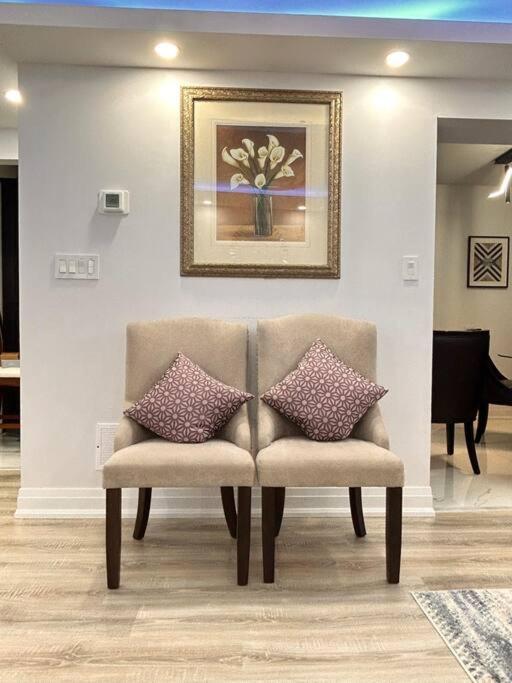 Super Luxury Family - 3 Bedrooms, 1 Full Bathroom And 1 Half Washroom With Free Parking, Wifi, Netflix *