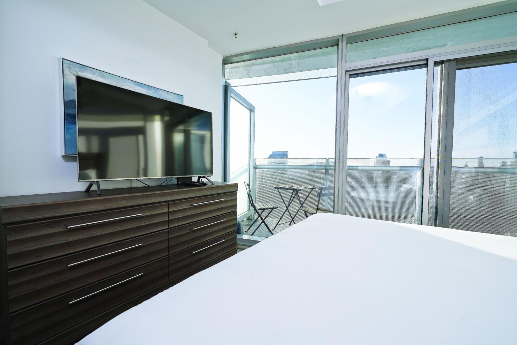 Rivetstays - The York Apartment Toronto