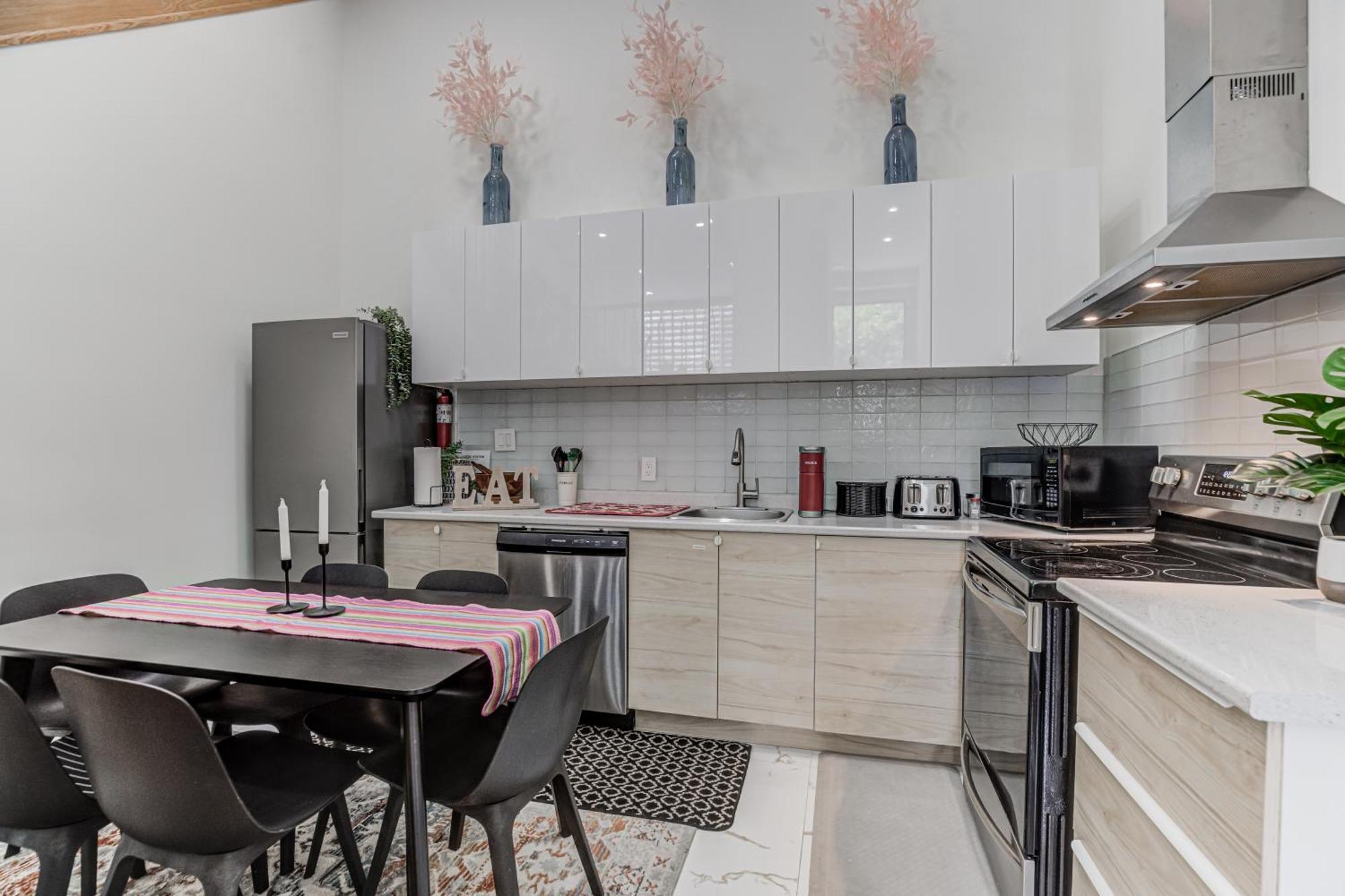 Apartment New Build 4 Bedroom-beach Vibes In The City Toronto