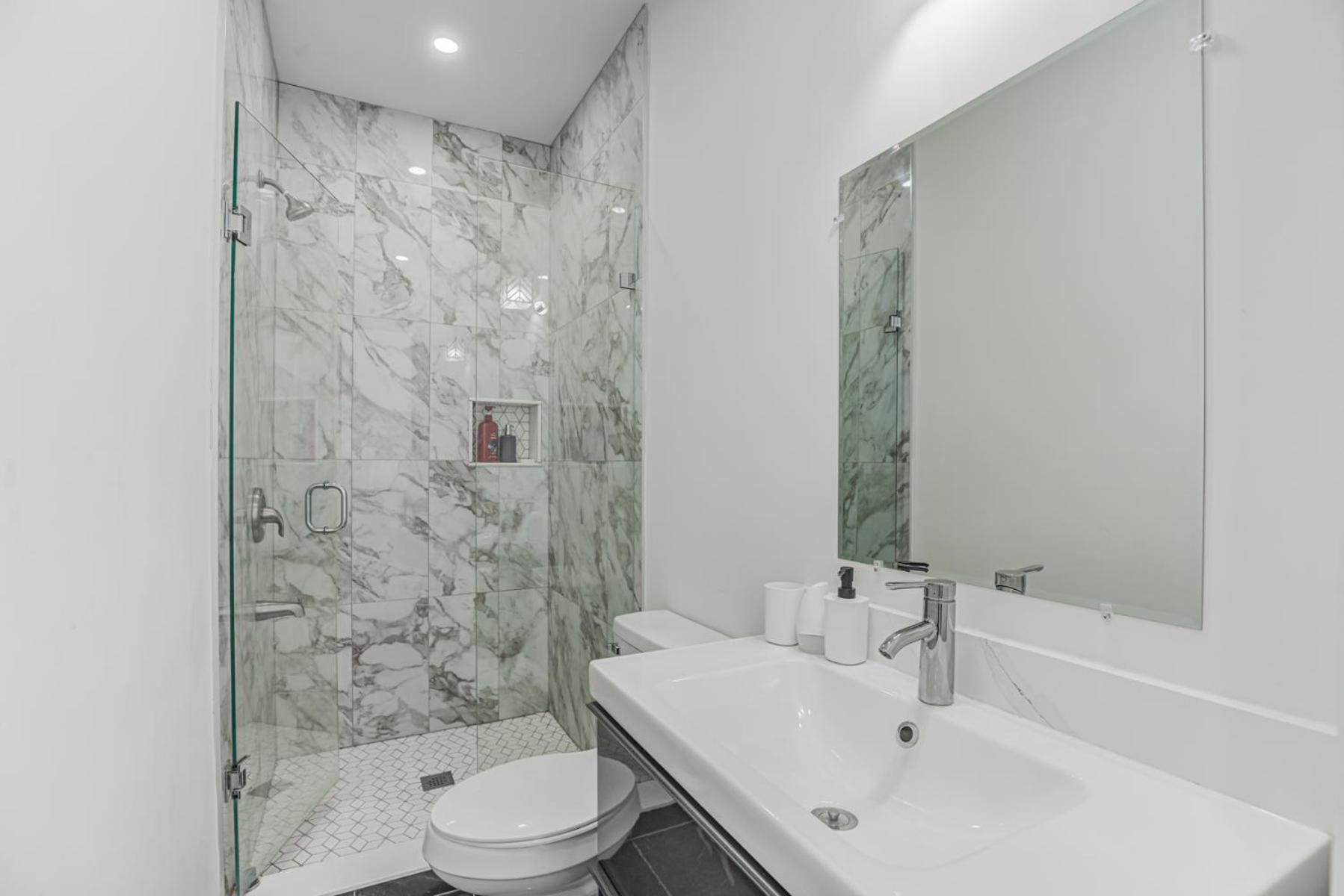 Apartment New Build 4 Bedroom-beach Vibes In The City Toronto