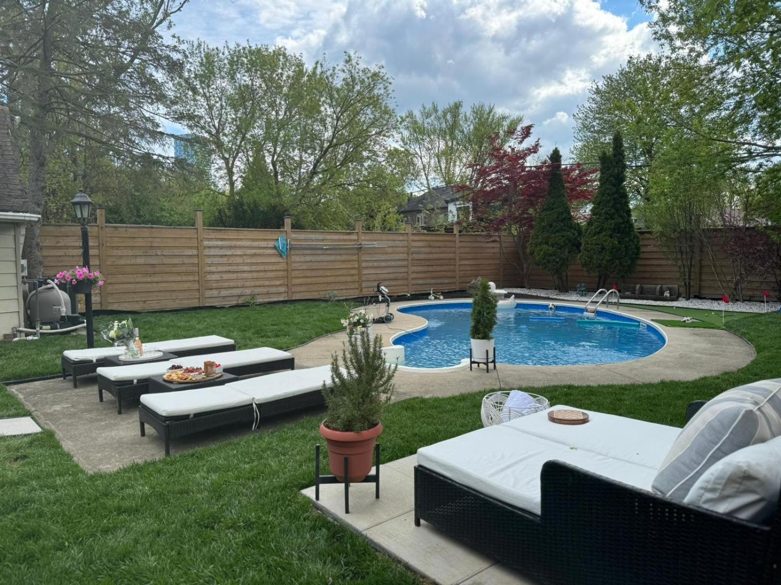 Luxury 2bedroom Unit In The With A Heated Salt Water Pool Apartment Toronto
