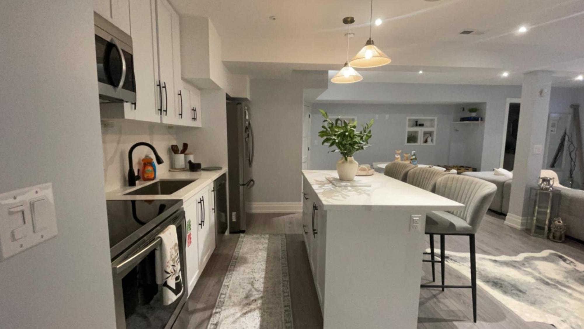 Luxury 2bedroom Unit In The With A Heated Salt Water Pool * Toronto