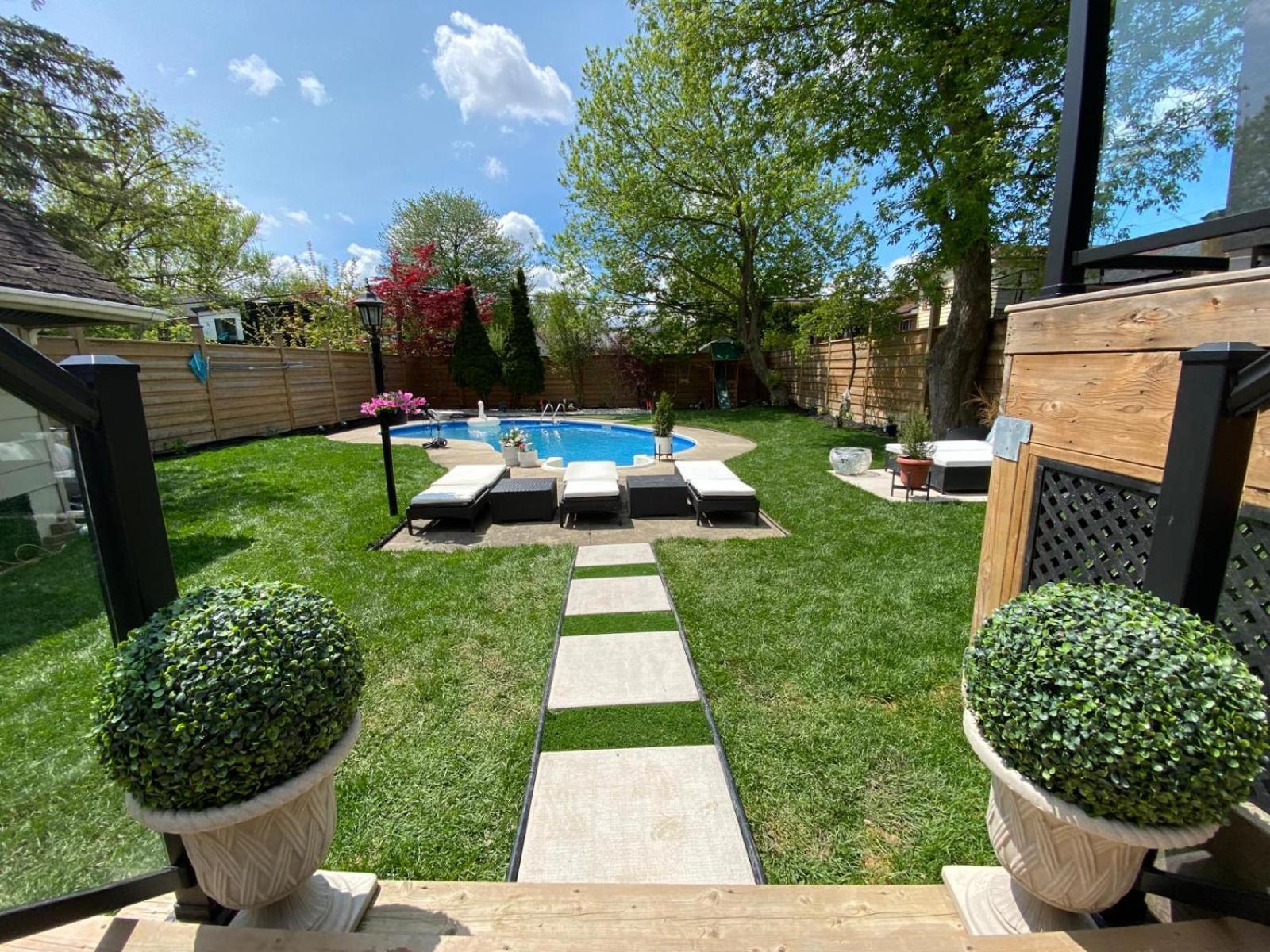 Luxury 2bedroom Unit In The With A Heated Salt Water Pool * Toronto