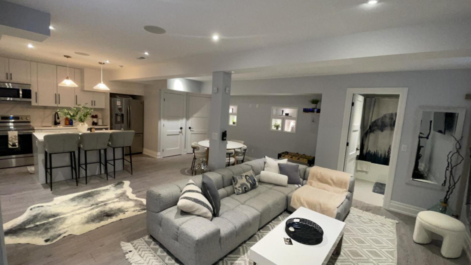 Luxury 2bedroom Unit In The With A Heated Salt Water Pool Apartment Toronto