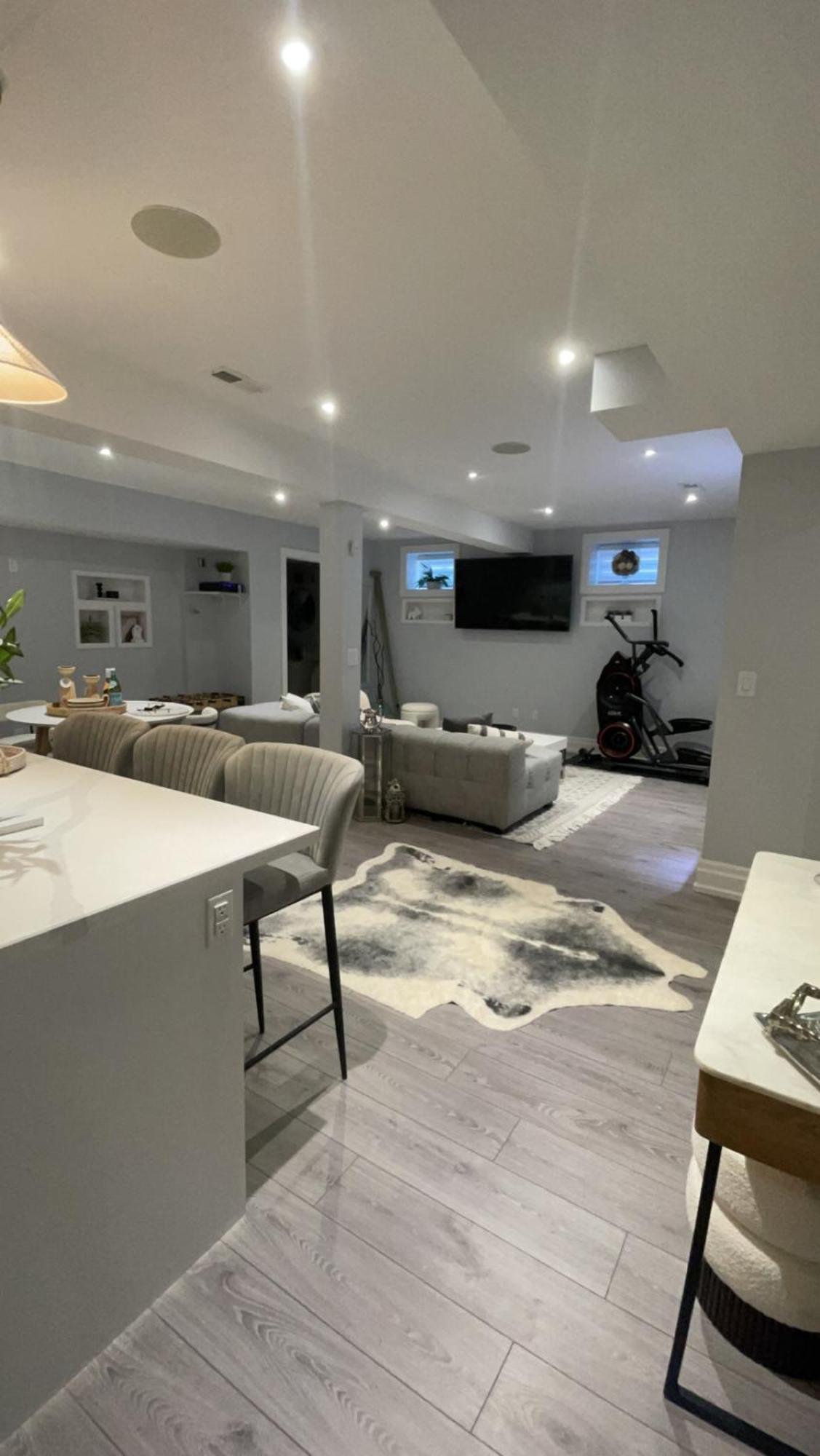 Luxury 2bedroom Unit In The With A Heated Salt Water Pool Toronto