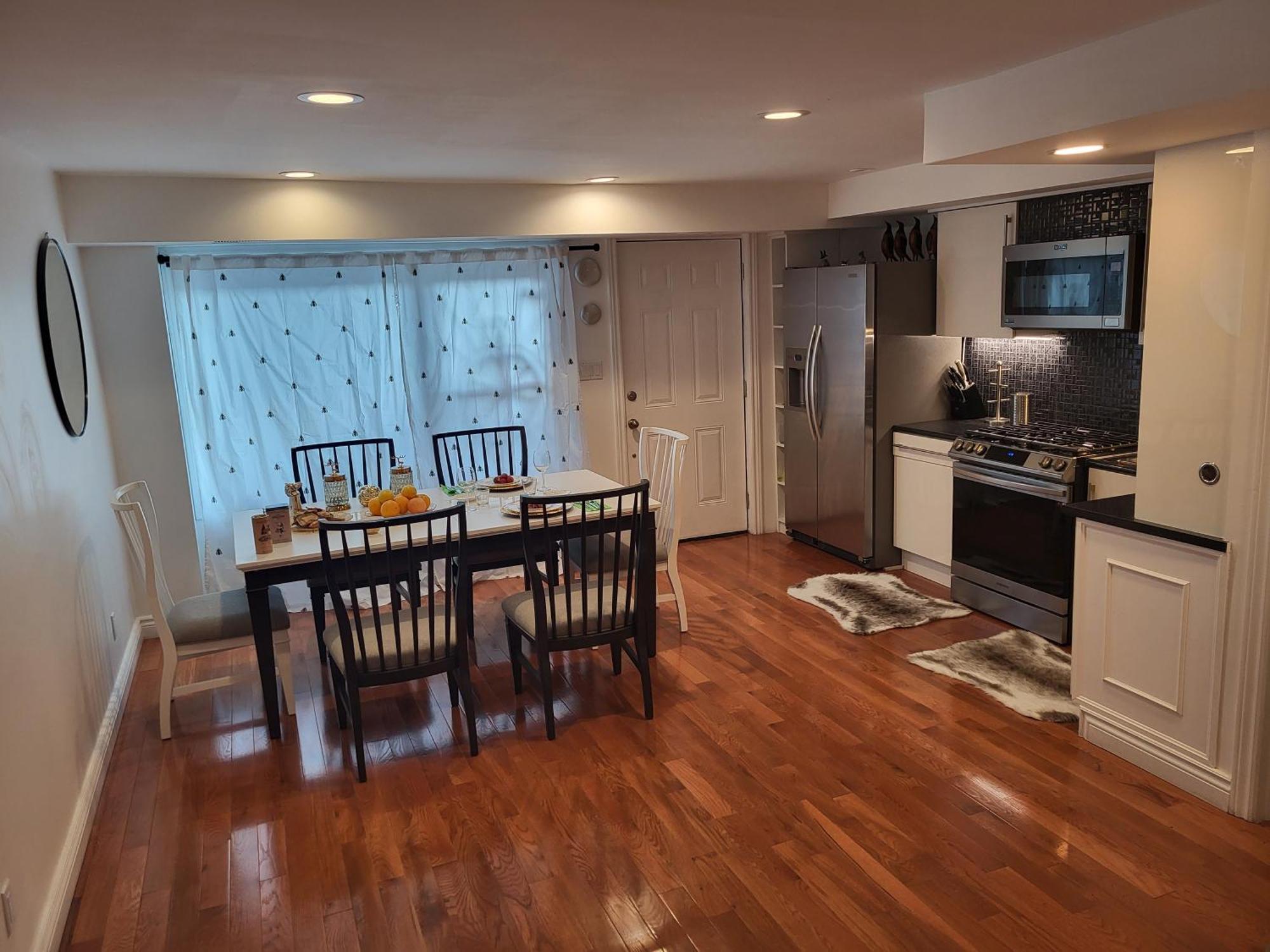 Downtown House 2bed 2bath Subway Free Parking Toronto