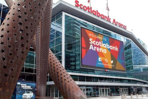 Mins Walk To Trinity Bellwood Park From Your Downtown Apartment *