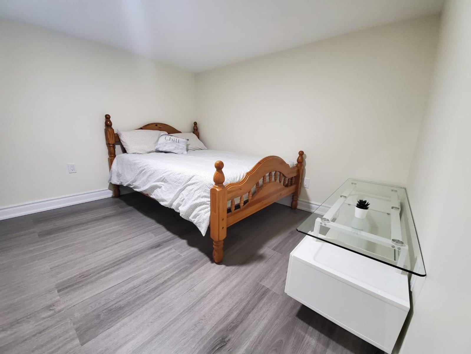Mins Walk To Trinity Bellwood Park From Your Downtown Apartment *
