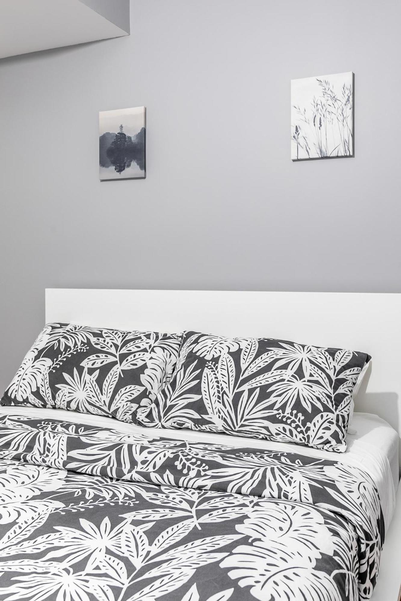 Pet-friendly 6-guest Capacity Apt On Ossington Ave *
