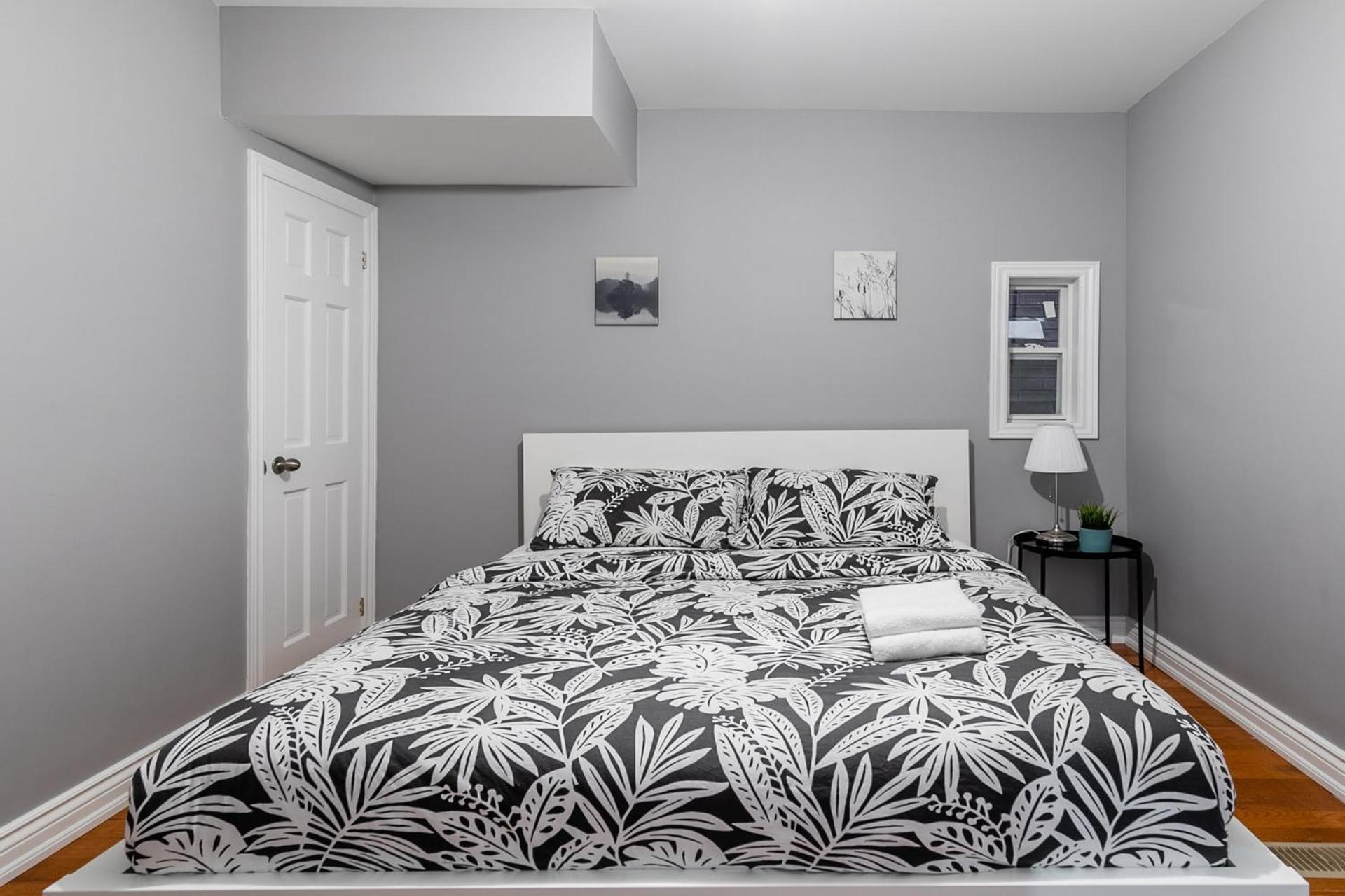 Pet-friendly 6-guest Capacity Apt On Ossington Ave * Toronto