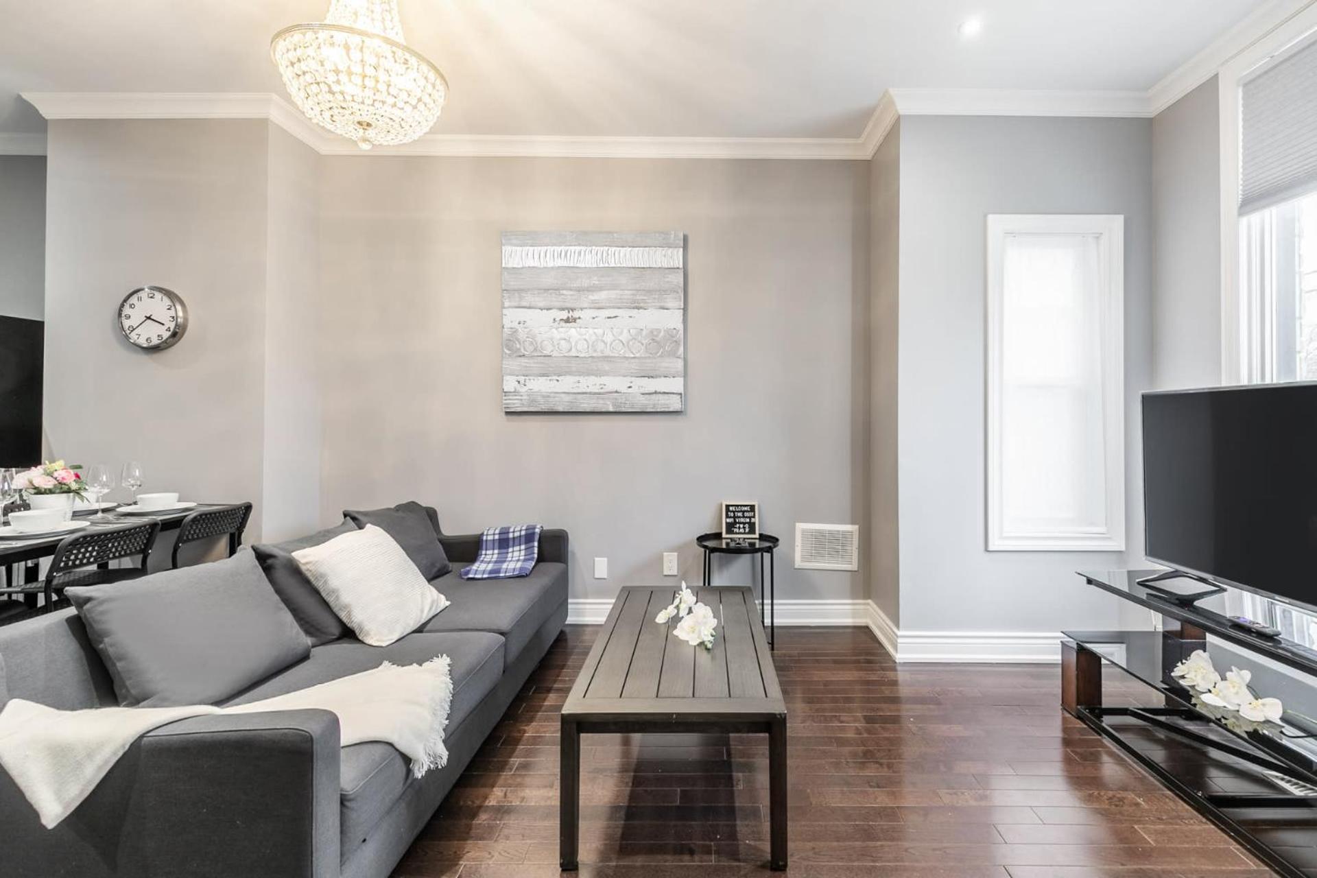 Pet-friendly 6-guest Capacity Apt On Ossington Ave Apartment
