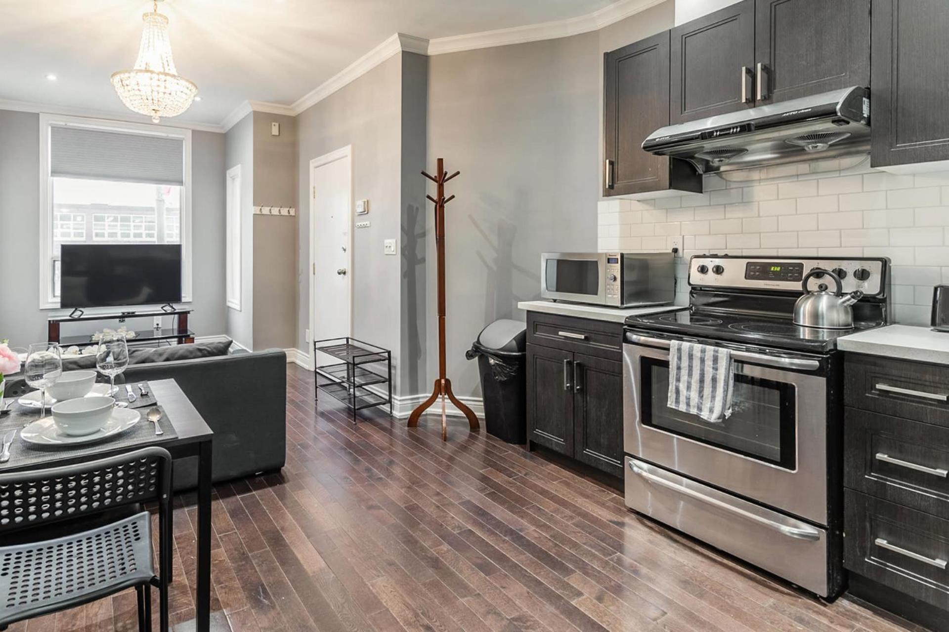 Pet-friendly 6-guest Capacity Apt On Ossington Ave *