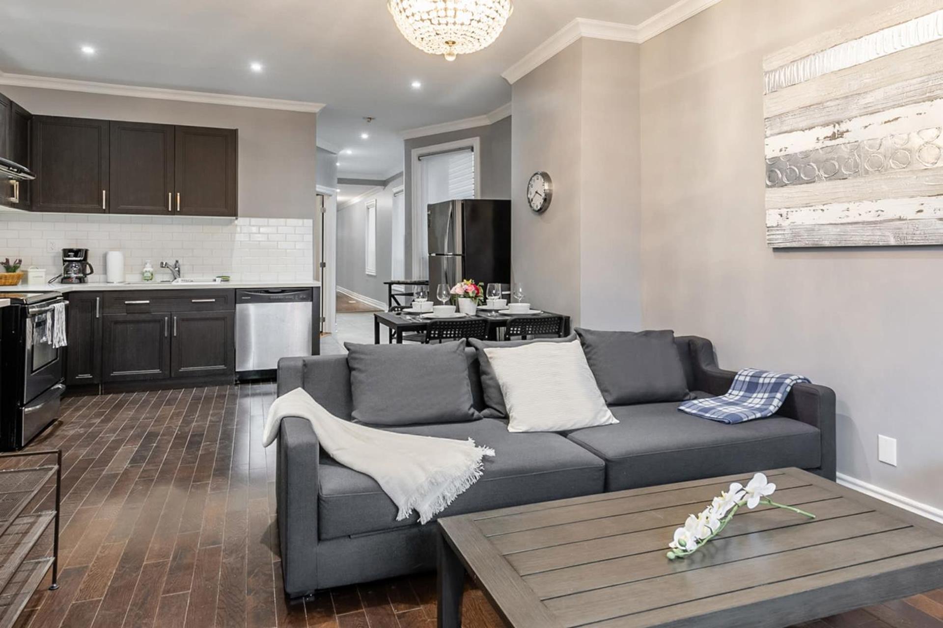 Pet-friendly 6-guest Capacity Apt On Ossington Ave Apartment