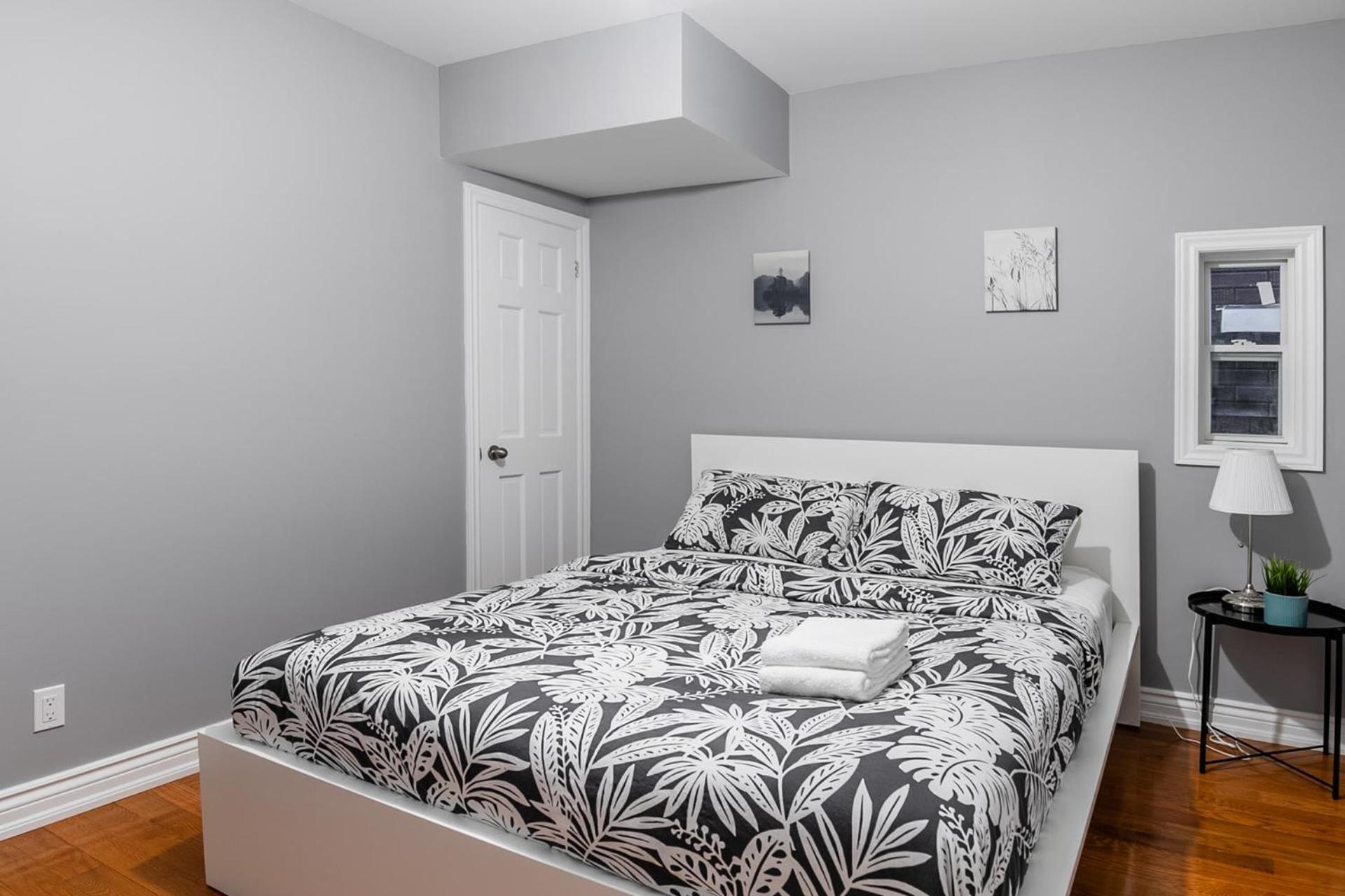Pet-friendly 6-guest Capacity Apt On Ossington Ave *