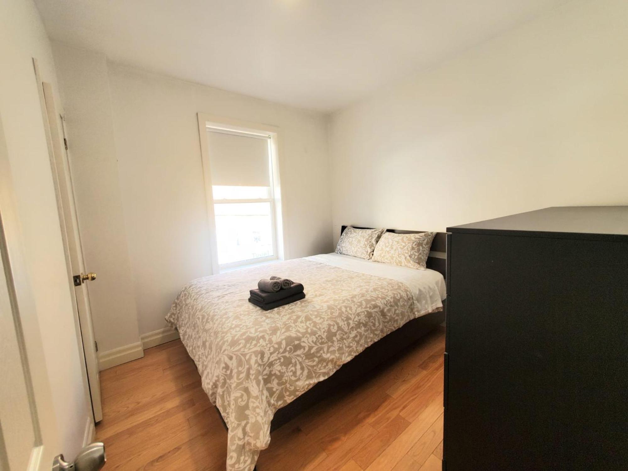 Mins Walk To Trinity Bellwood Park From Your Downtown Apartment *