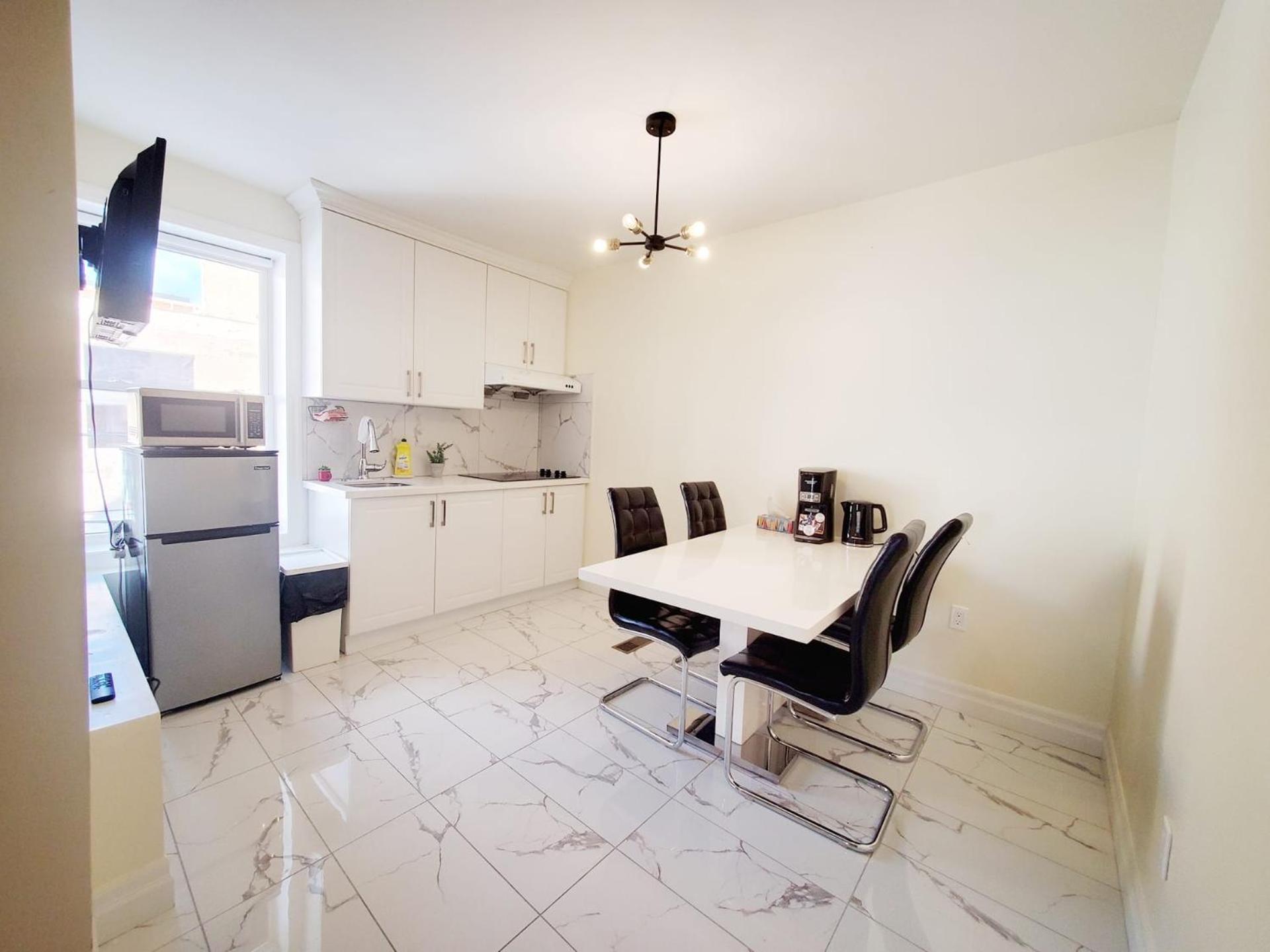 Mins Walk To Trinity Bellwood Park From Your Downtown * Toronto