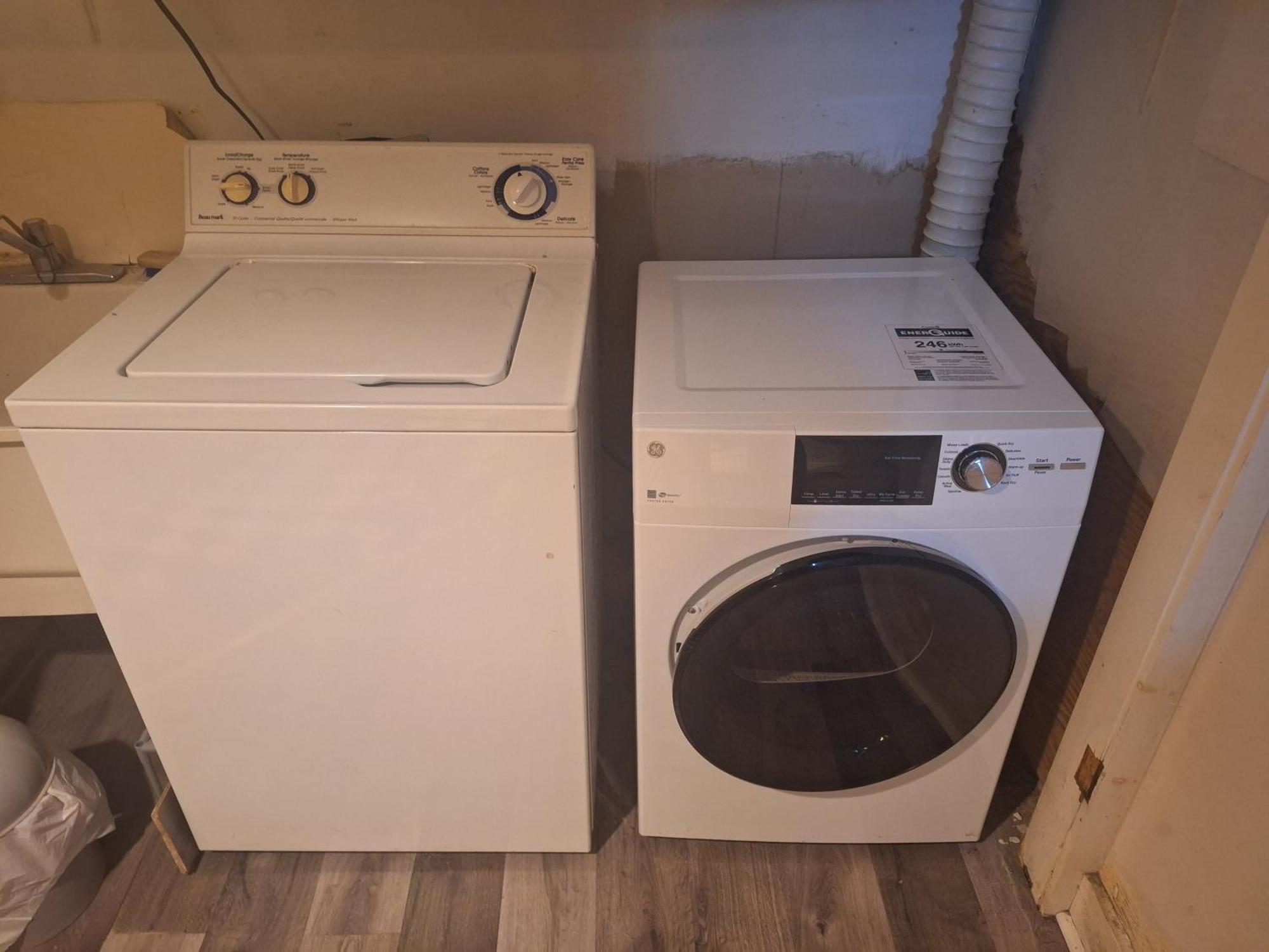 Spacious Next To Subway Line 1 Midtown * Toronto