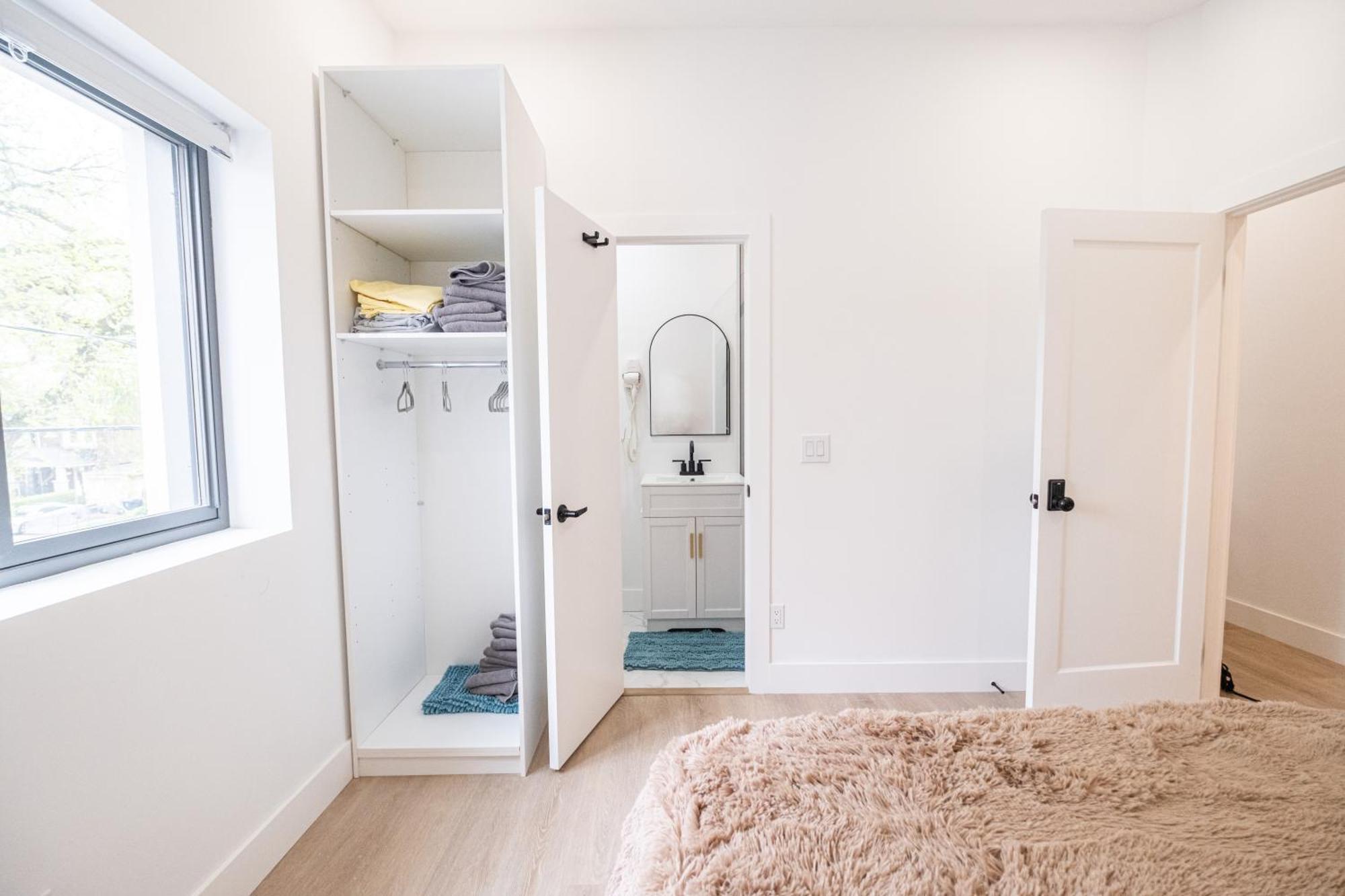 New Queen Bedroom With Private Bathroom In Homestay *
