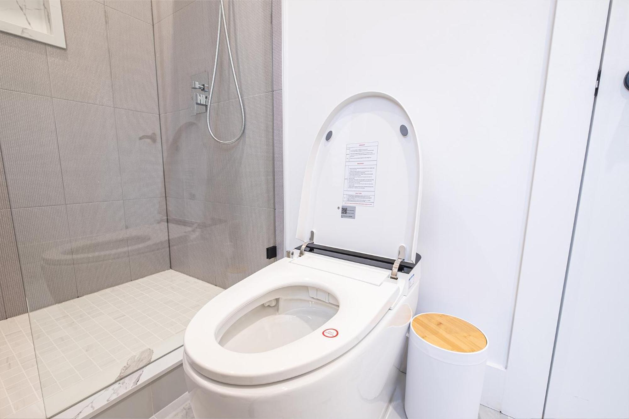 New Queen Bedroom With Private Bathroom In * Toronto
