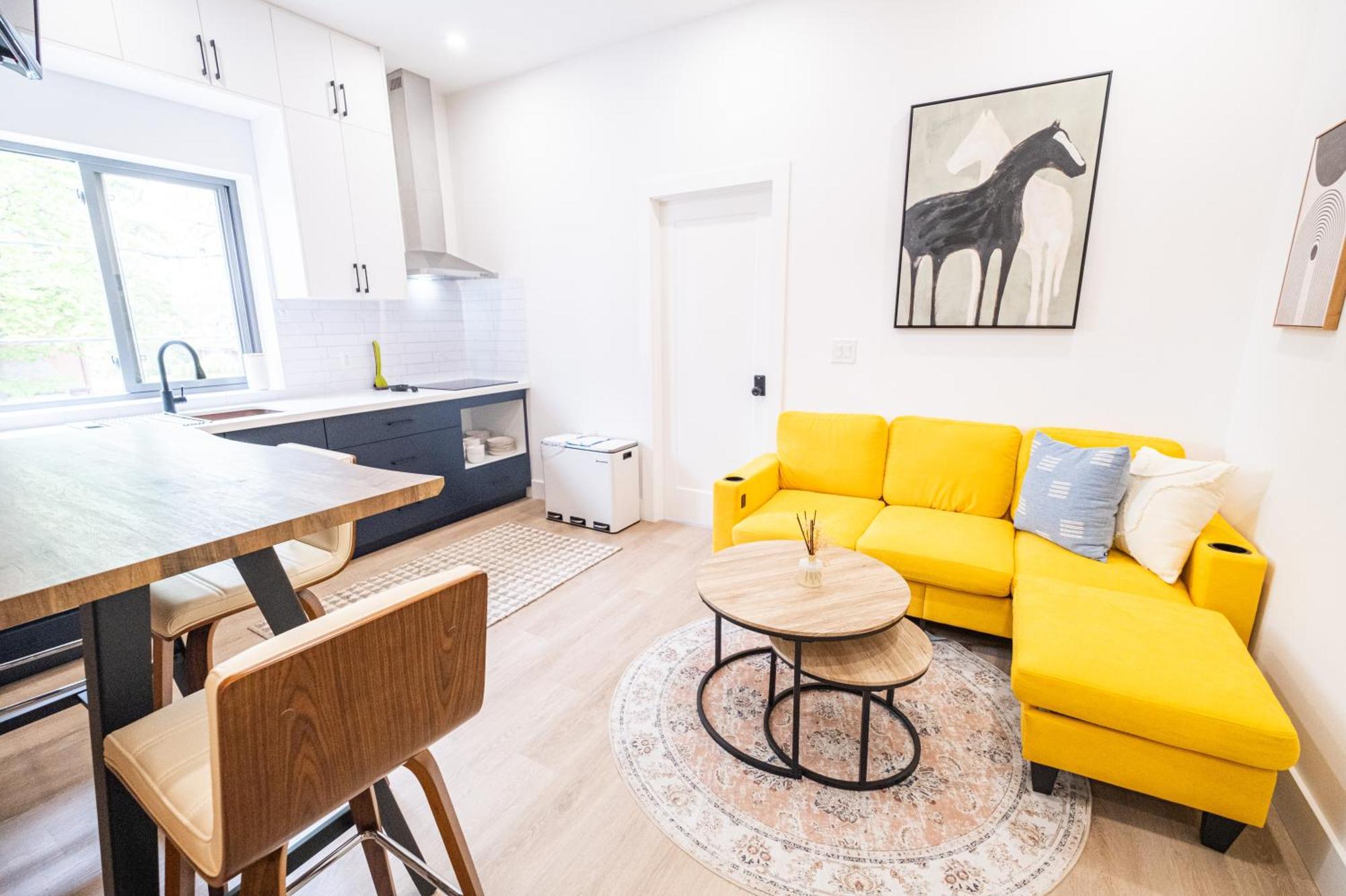 New Queen Bedroom With Private Bathroom In Toronto