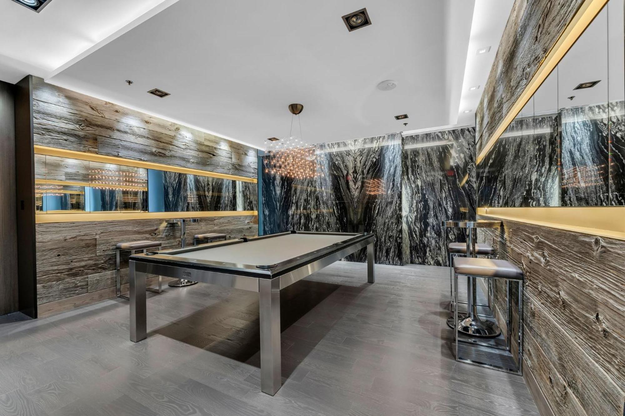 Deluxe 1br With Bird's Eye Cn Tower Views Apartment *