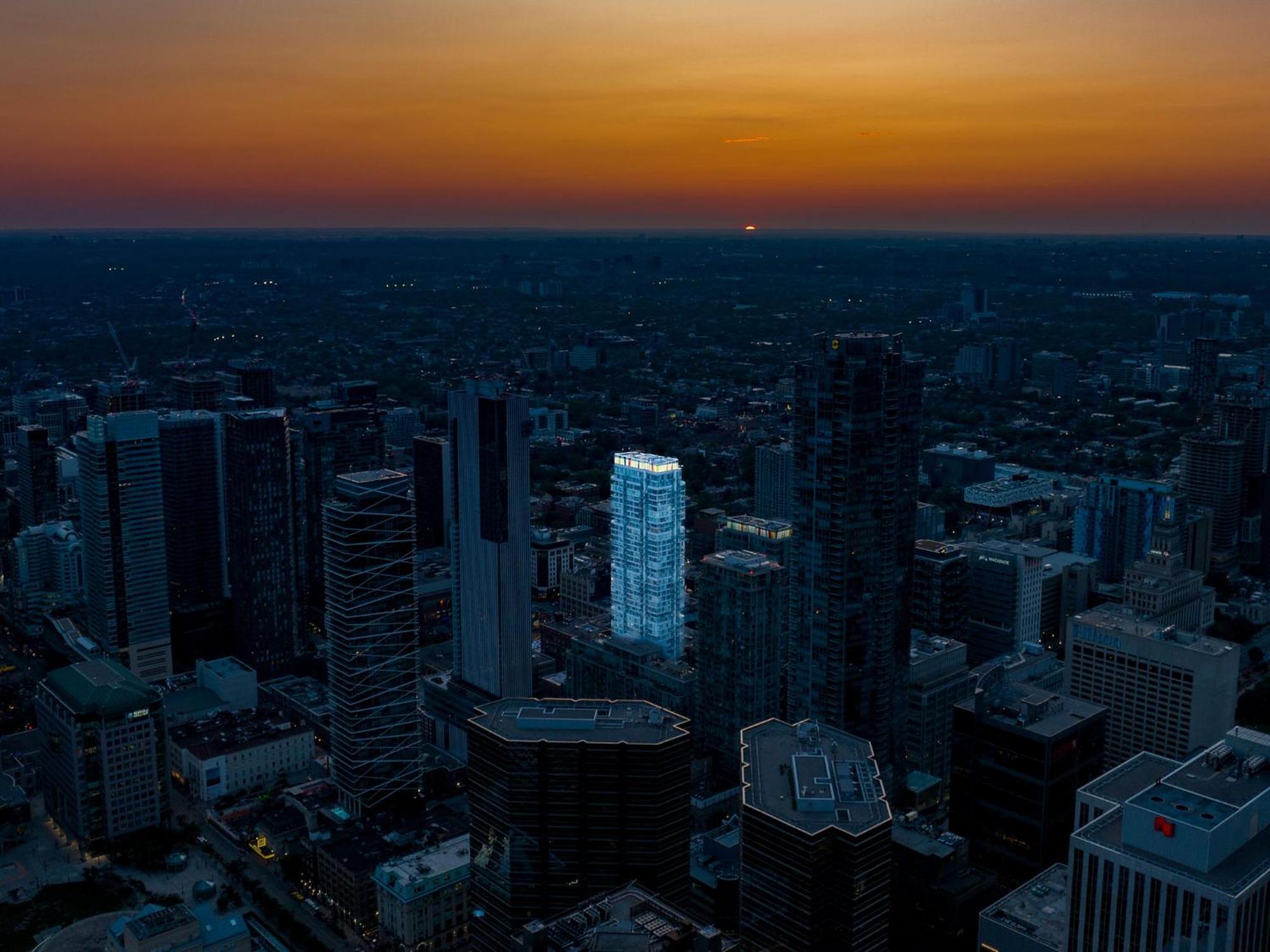 Deluxe 1br With Bird's Eye Cn Tower Views Apartment