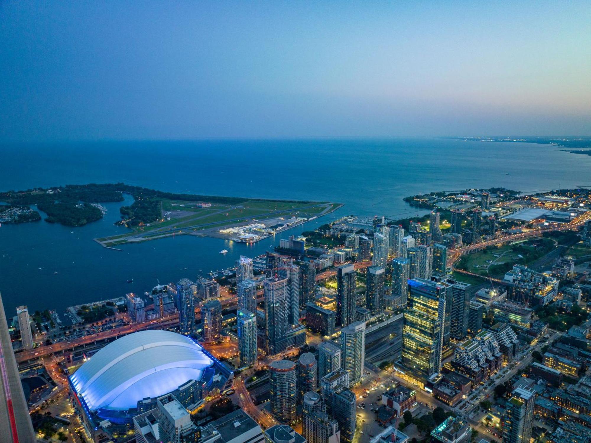 Deluxe 1br With Bird's Eye Cn Tower Views Apartment