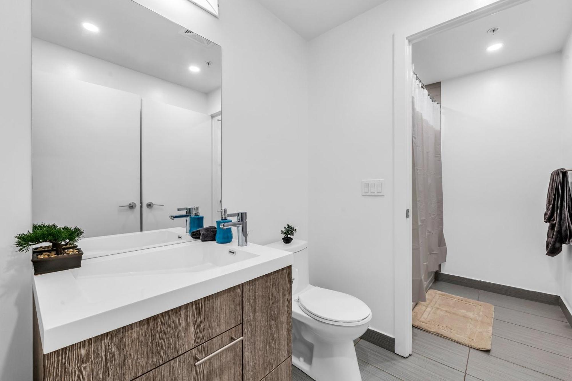 Deluxe 1br With Bird's Eye Cn Tower Views Apartment *