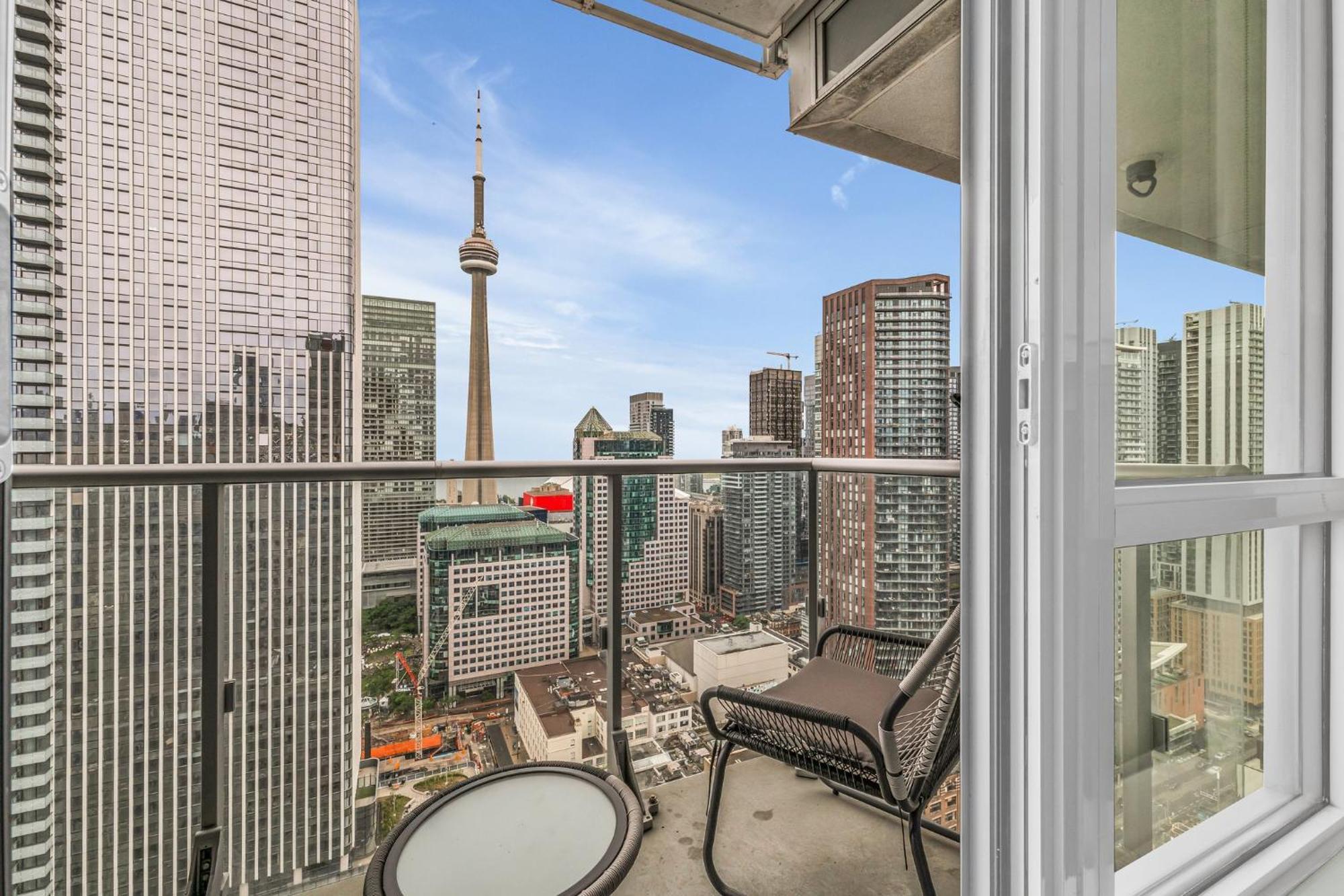 Deluxe 1br With Bird's Eye Cn Tower Views Apartment *