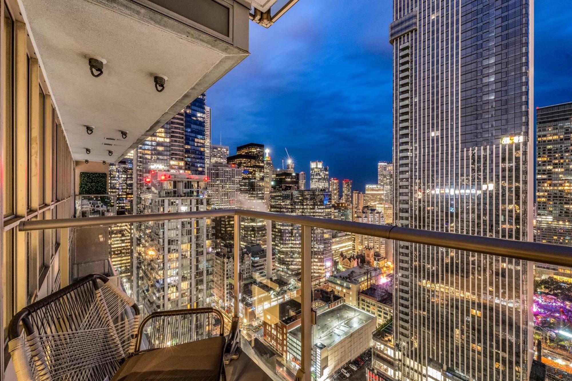 Deluxe 1br With Bird's Eye Cn Tower Views Apartment