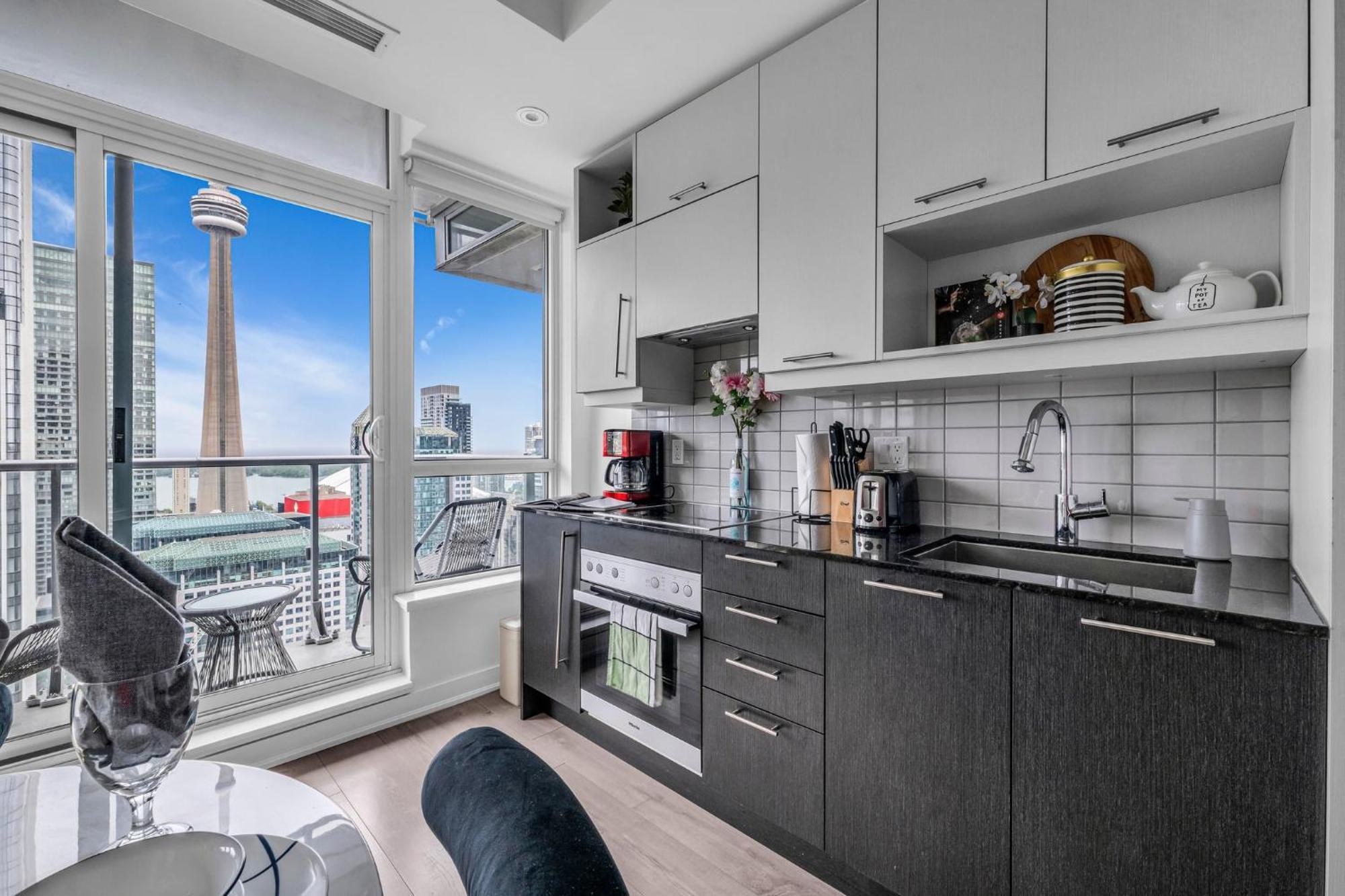 Deluxe 1br With Bird's Eye Cn Tower Views Apartment *