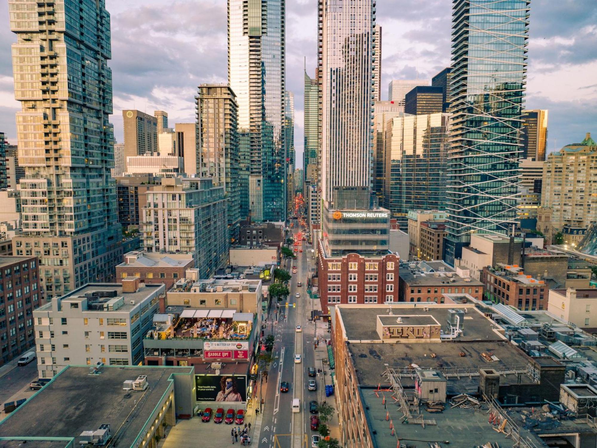 Deluxe 1br With Bird's Eye Cn Tower Views Apartment Toronto