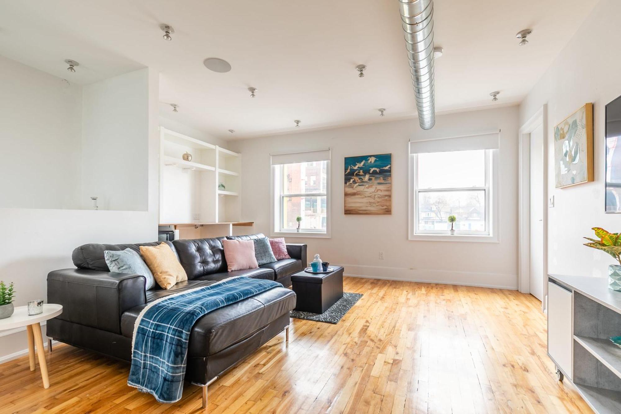 Modern 2 Bedroom - Heart Of Leslieville Apartment