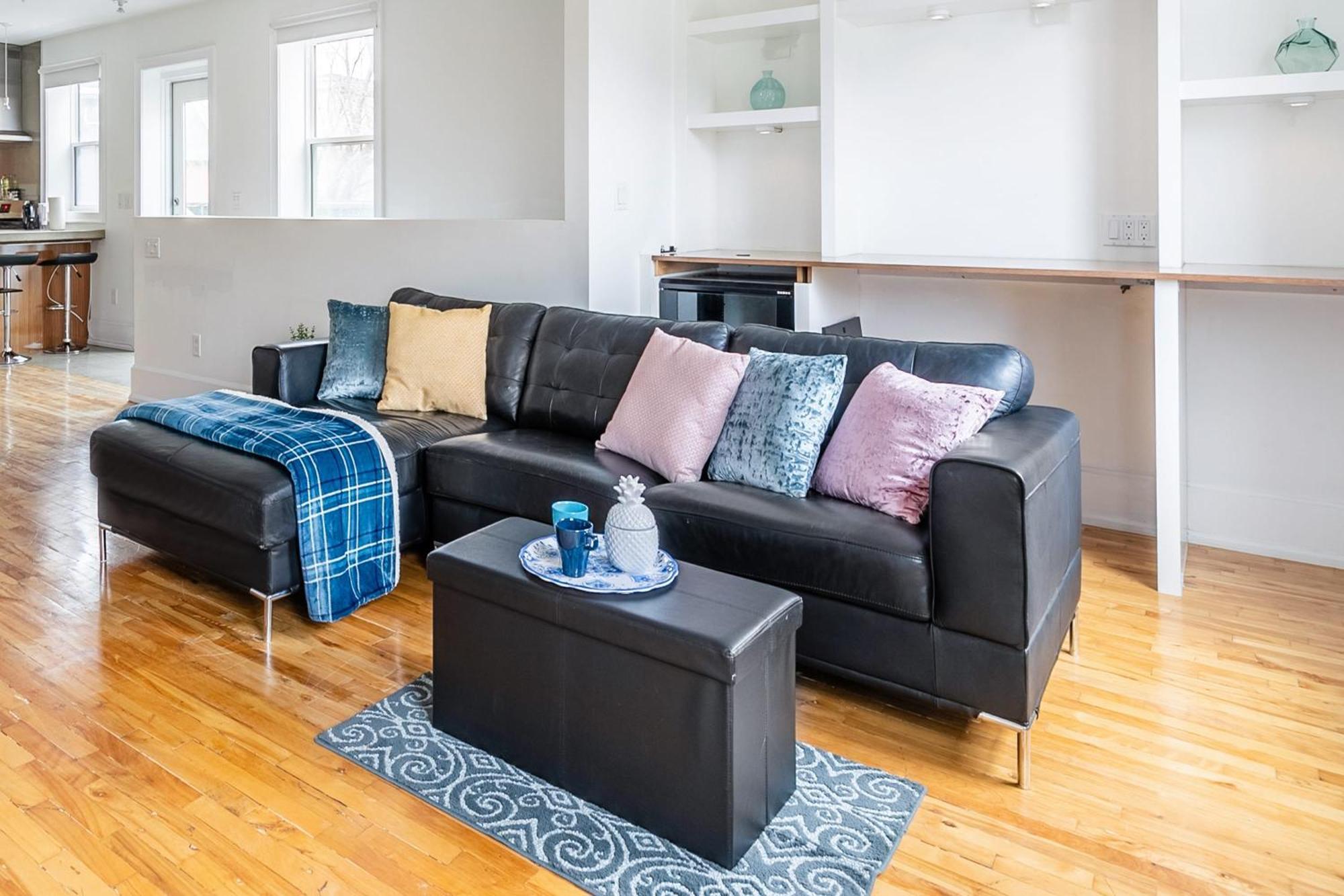 Modern 2 Bedroom - Heart Of Leslieville Apartment *