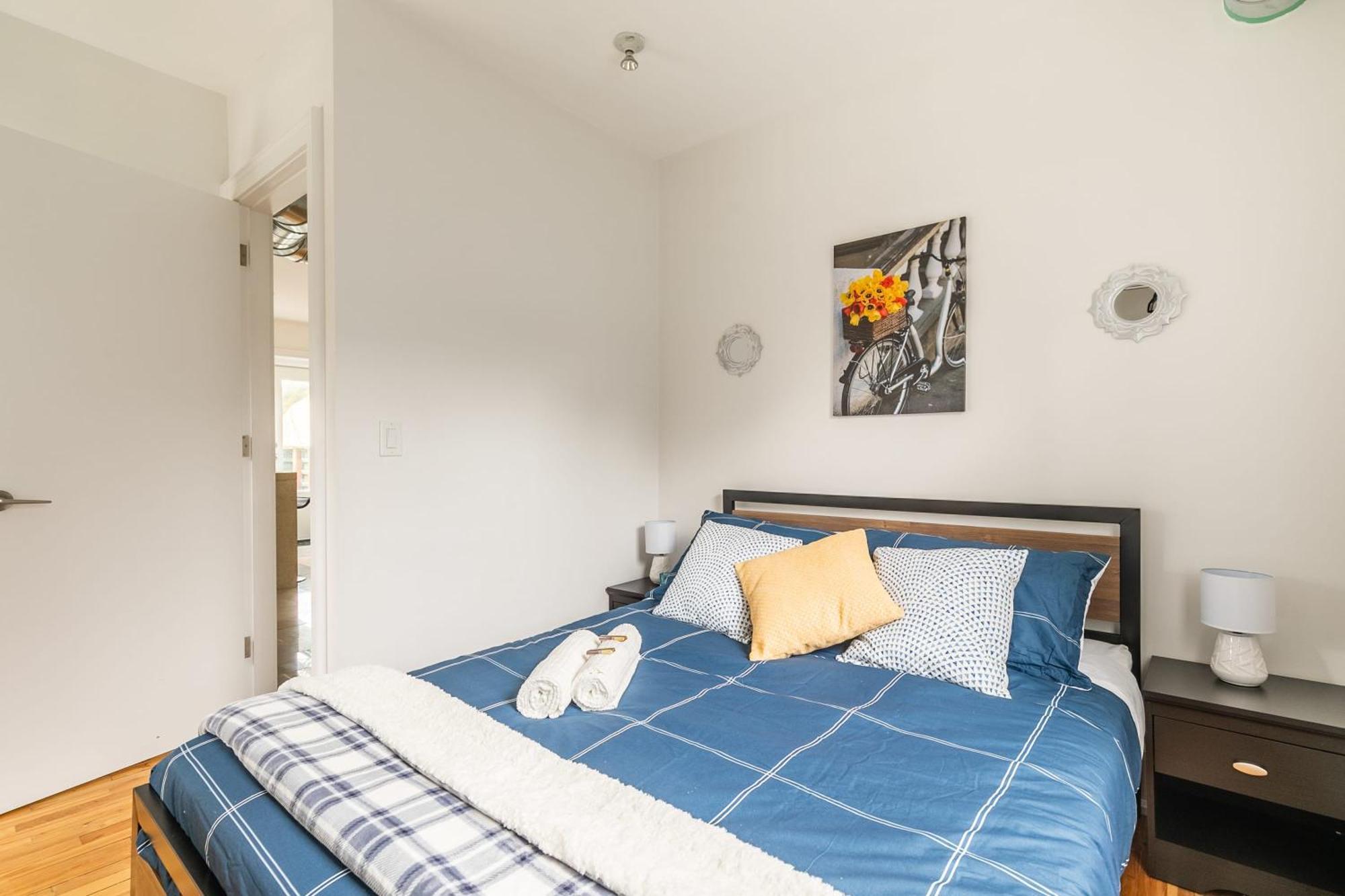Modern 2 Bedroom - Heart Of Leslieville Apartment *