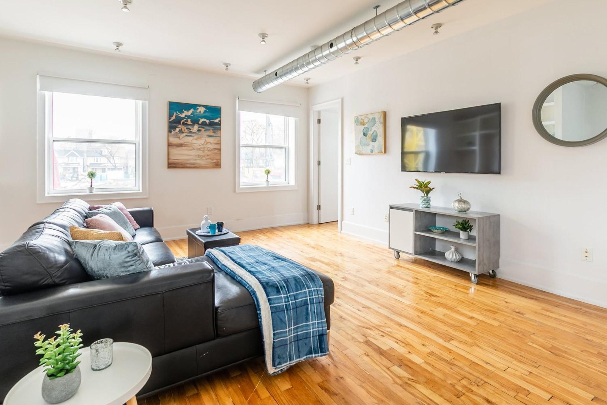 Modern 2 Bedroom - Heart Of Leslieville Apartment *