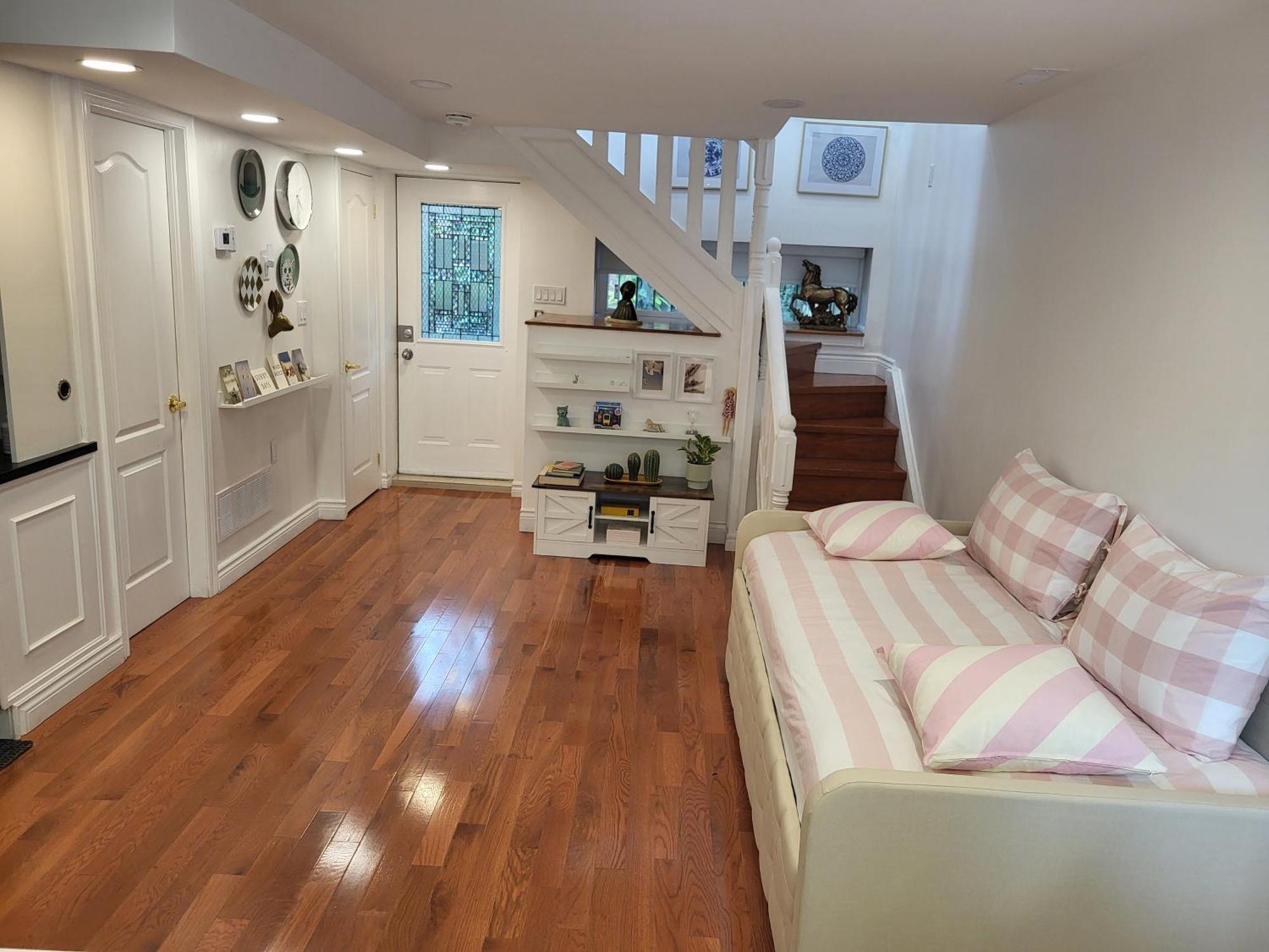 Downtown House 2bed 2bath Subway Free Parking Villa *