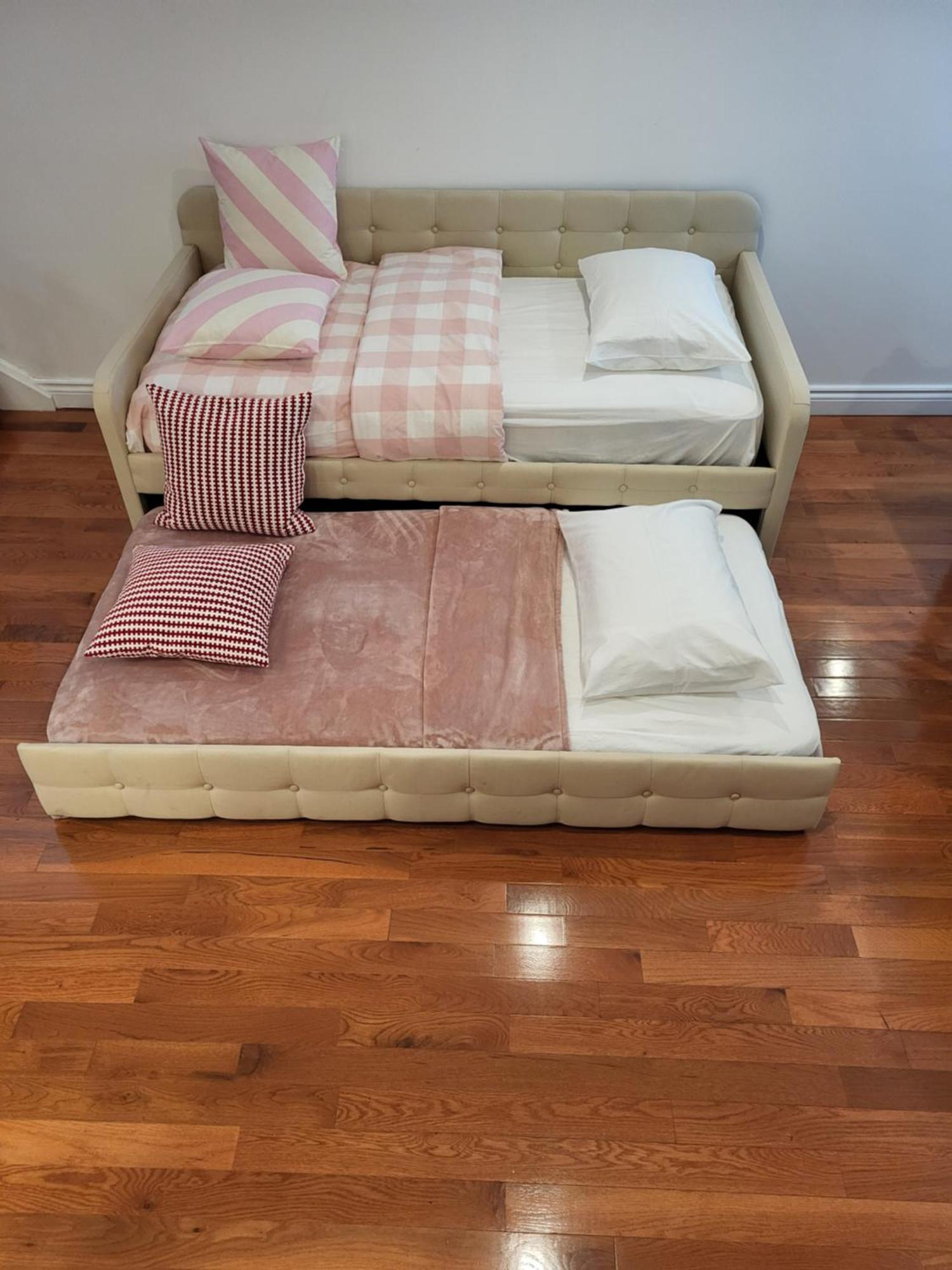 Downtown House 2bed 2bath Subway Free Parking