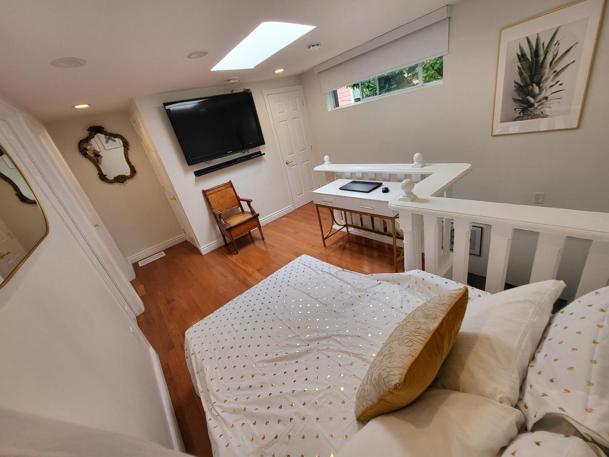Villa Downtown House 2bed 2bath Subway Free Parking