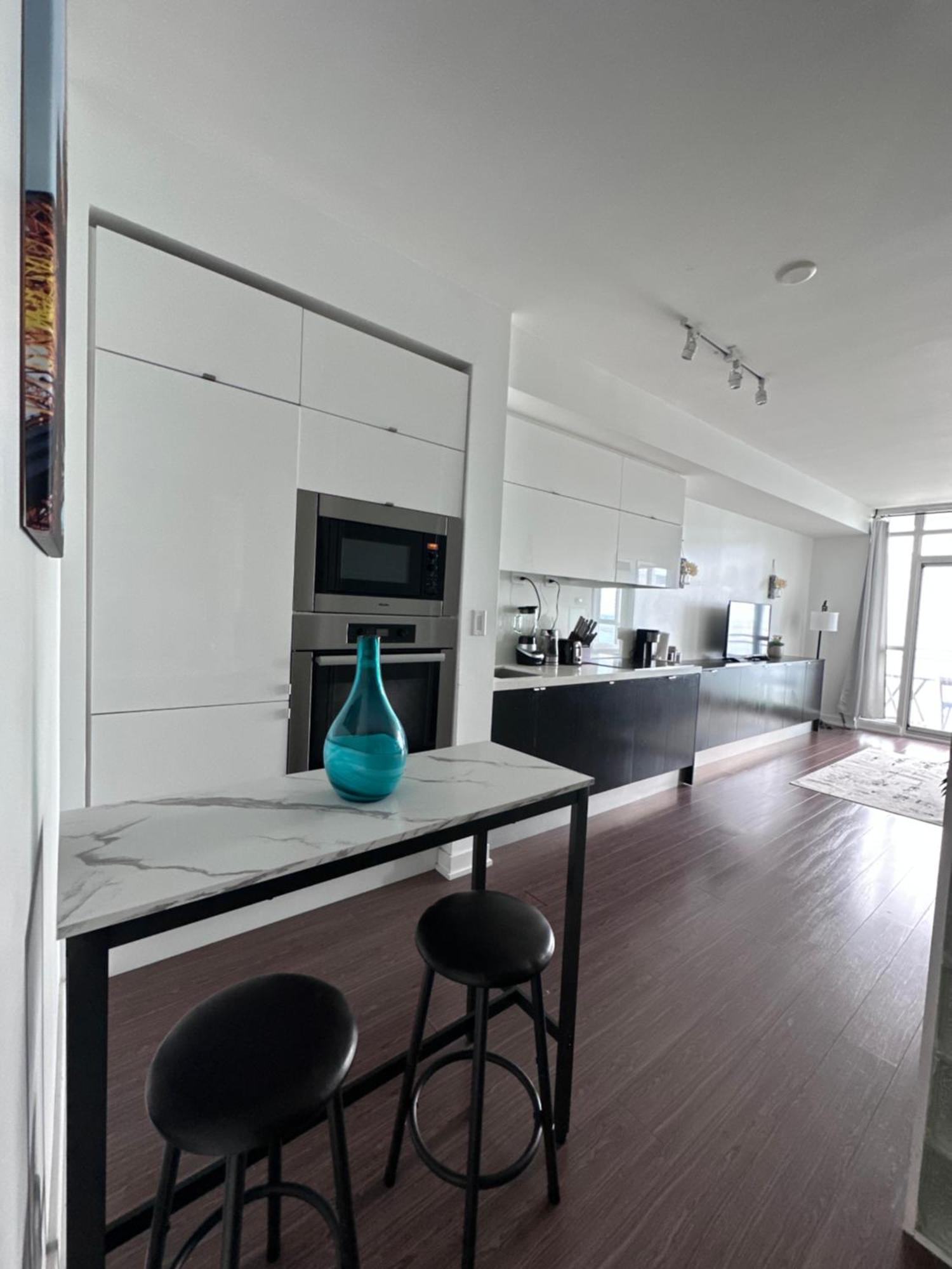 Stylish 2 Bedrooms W/ Awesome View & Parking Apartment Toronto